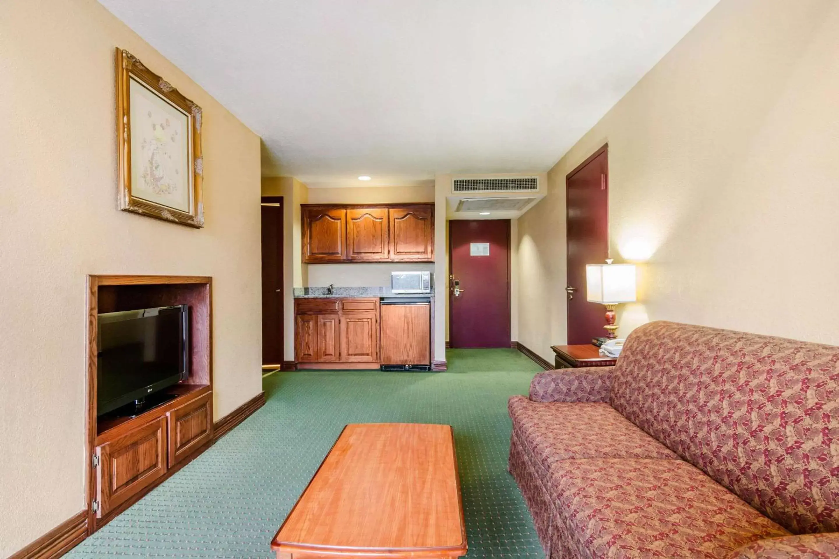 Photo of the whole room, Seating Area in Quality Inn & Suites Carthage