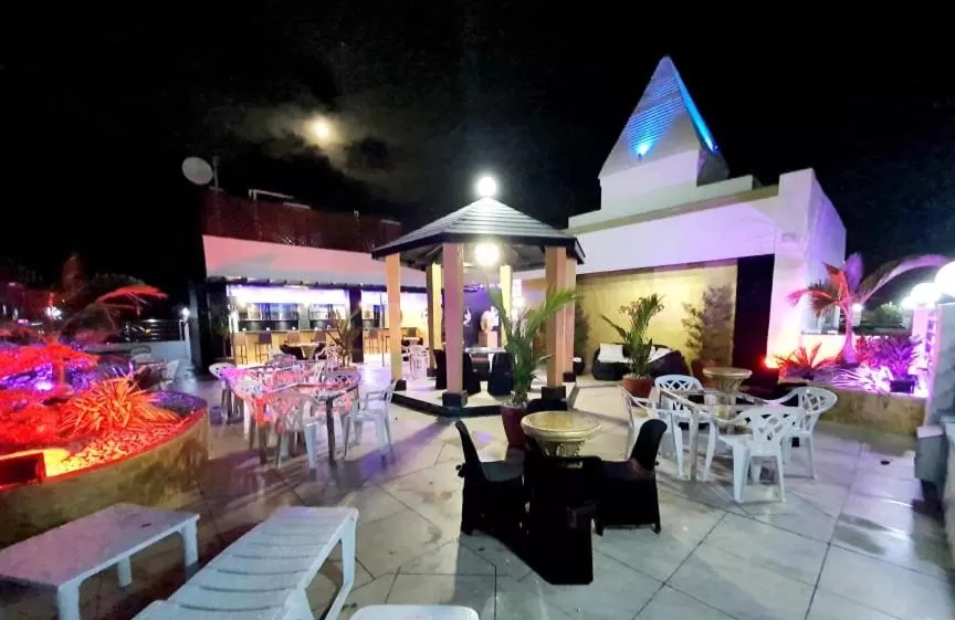 Restaurant/places to eat in Kandi Palace