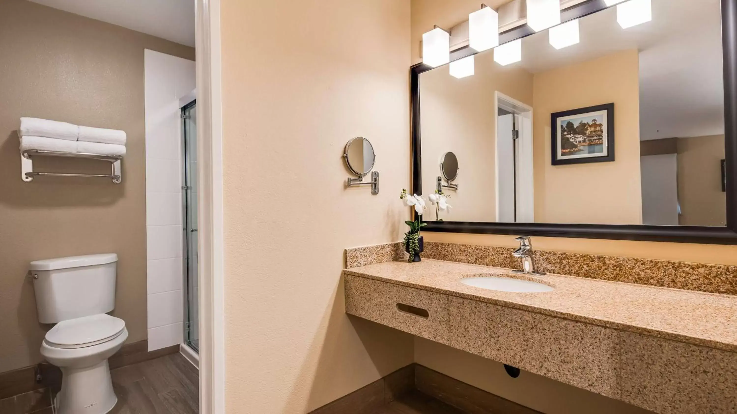 Photo of the whole room, Bathroom in Best Western Plus Heritage Inn