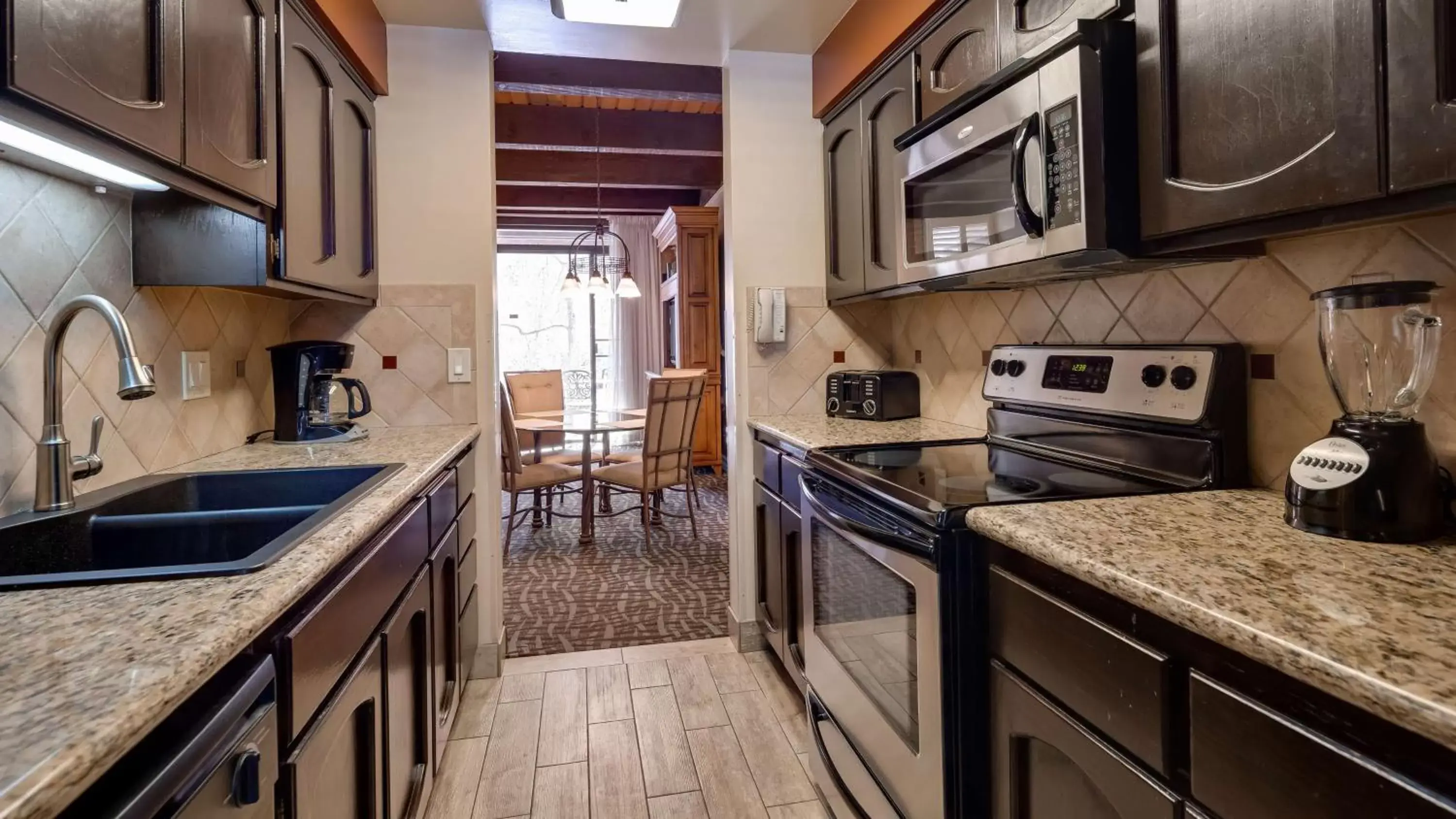 Kitchen or kitchenette, Kitchen/Kitchenette in Best Western Plus Arroyo Roble Hotel & Creekside Villas