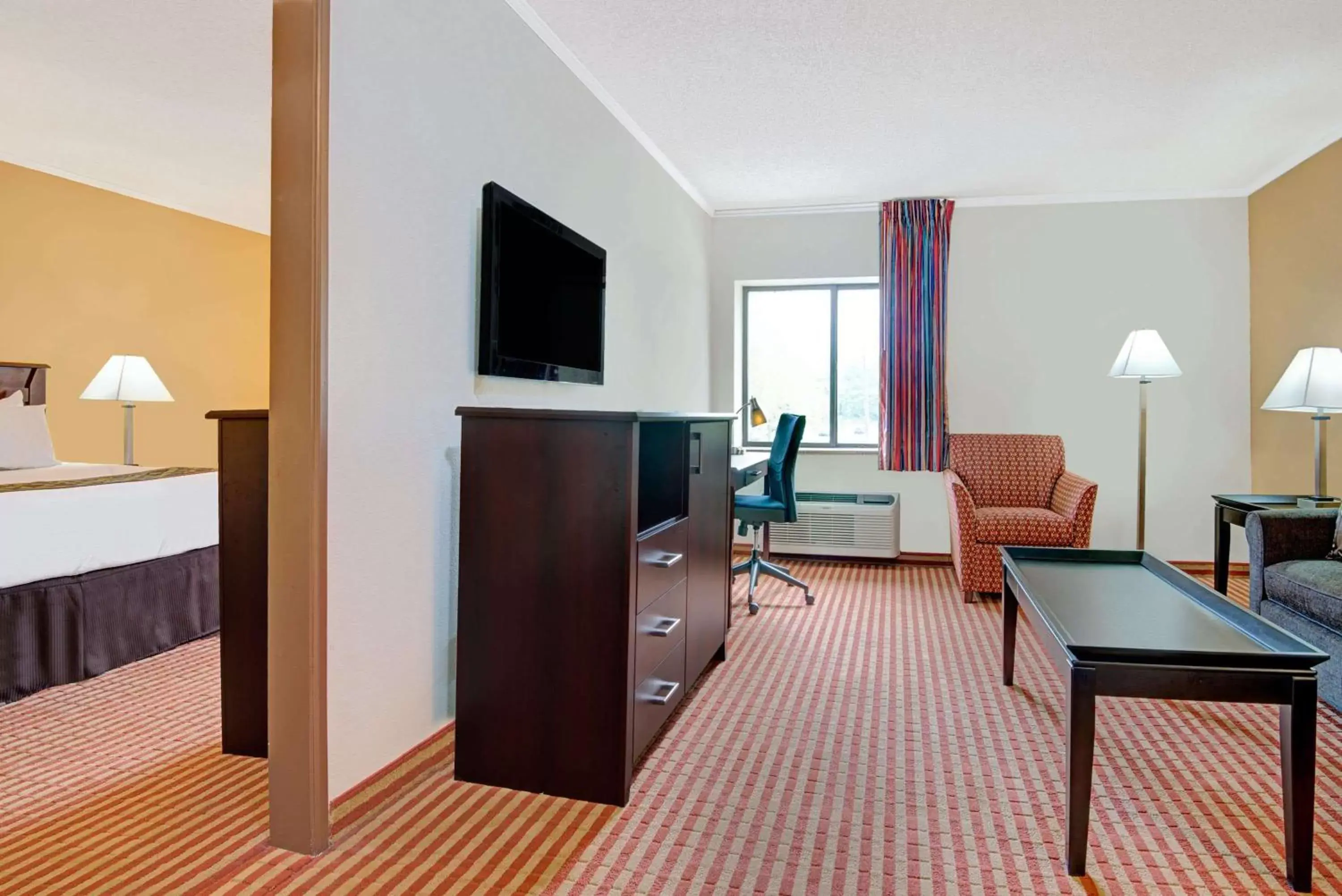 Photo of the whole room, TV/Entertainment Center in Days Inn & Suites by Wyndham Kansas City - Royals Stadium