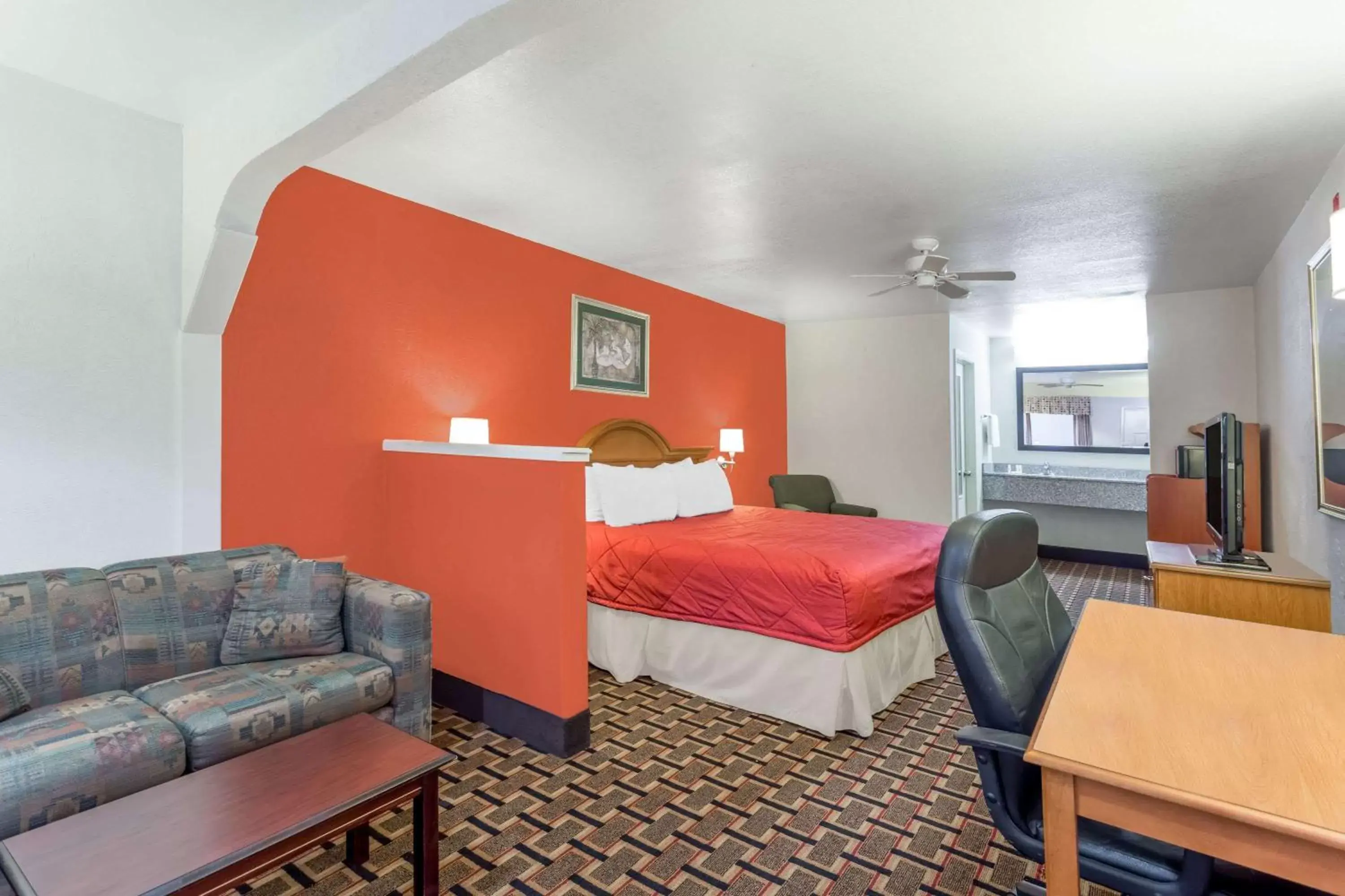 Photo of the whole room, Bed in Ramada Limited San Angelo