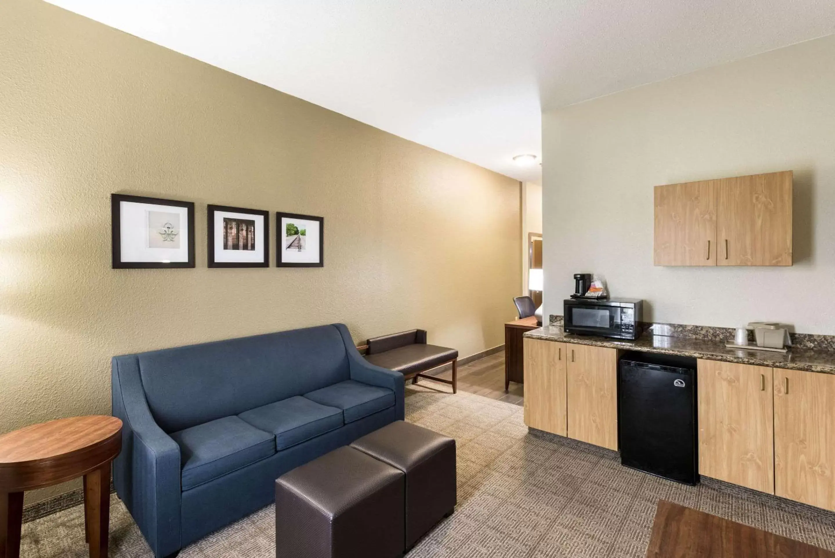 Photo of the whole room, Kitchen/Kitchenette in Comfort Suites Monroe