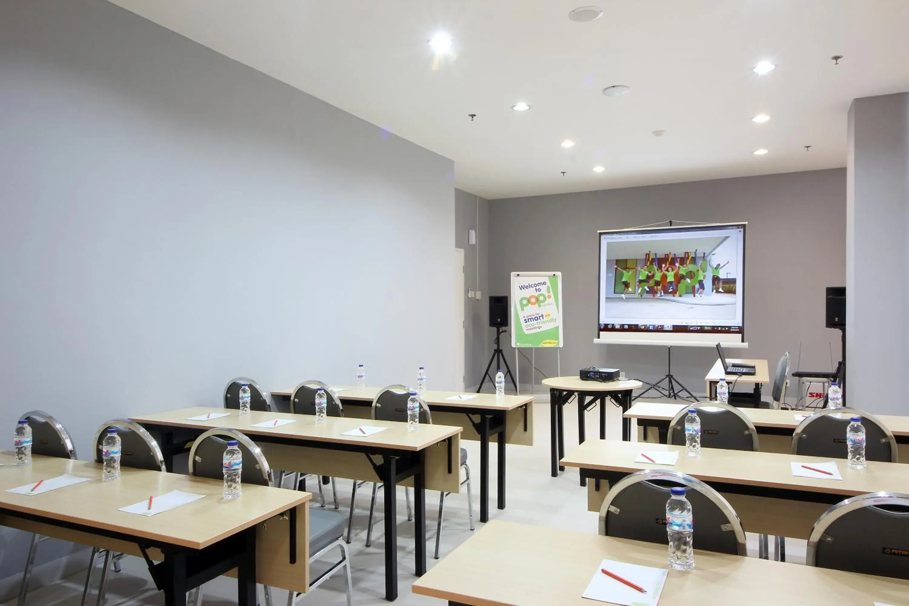 Meeting/conference room, Restaurant/Places to Eat in Pop! Hotel Bsd City Tangerang