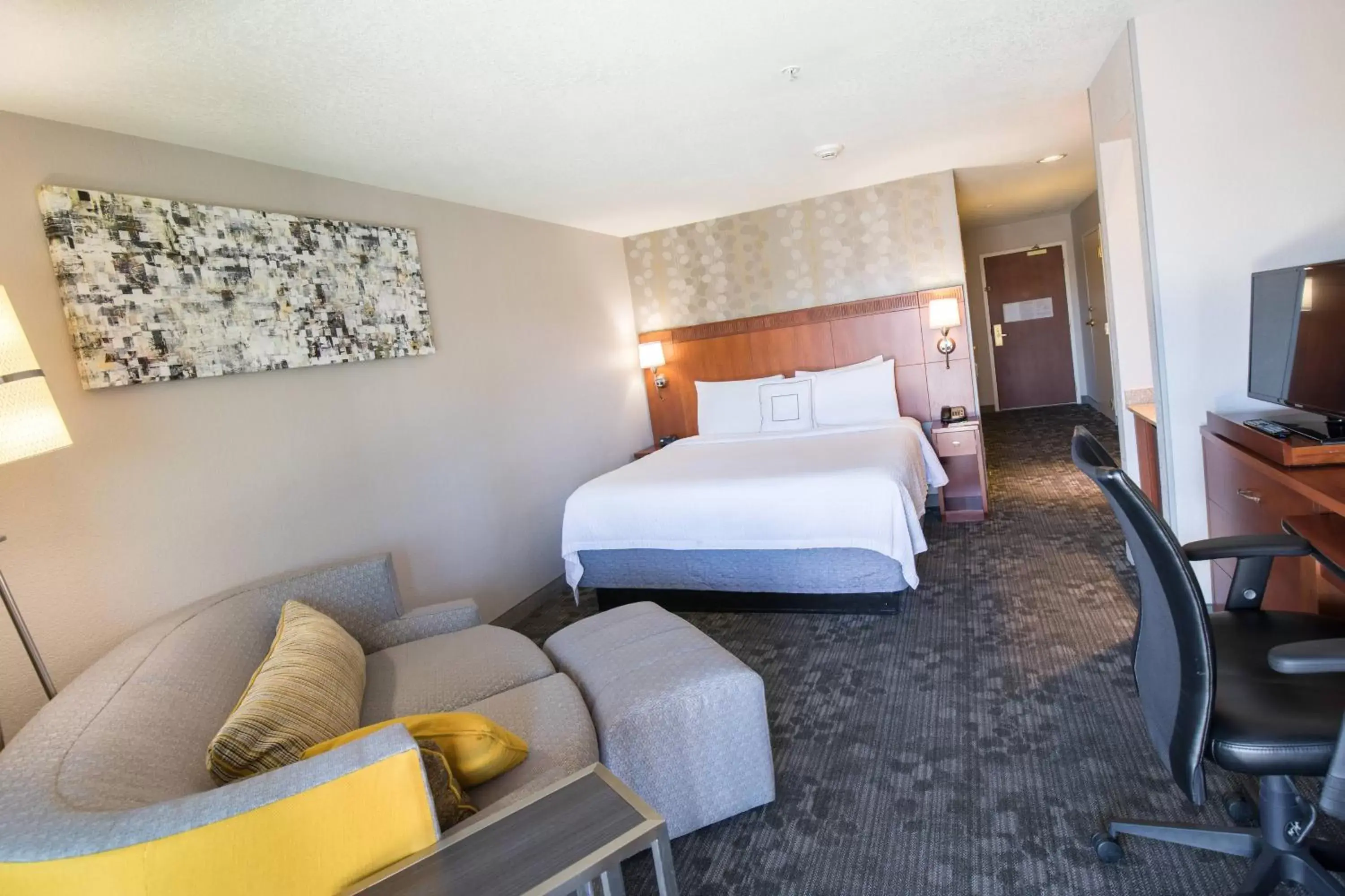 Photo of the whole room, Bed in Courtyard by Marriott Merced