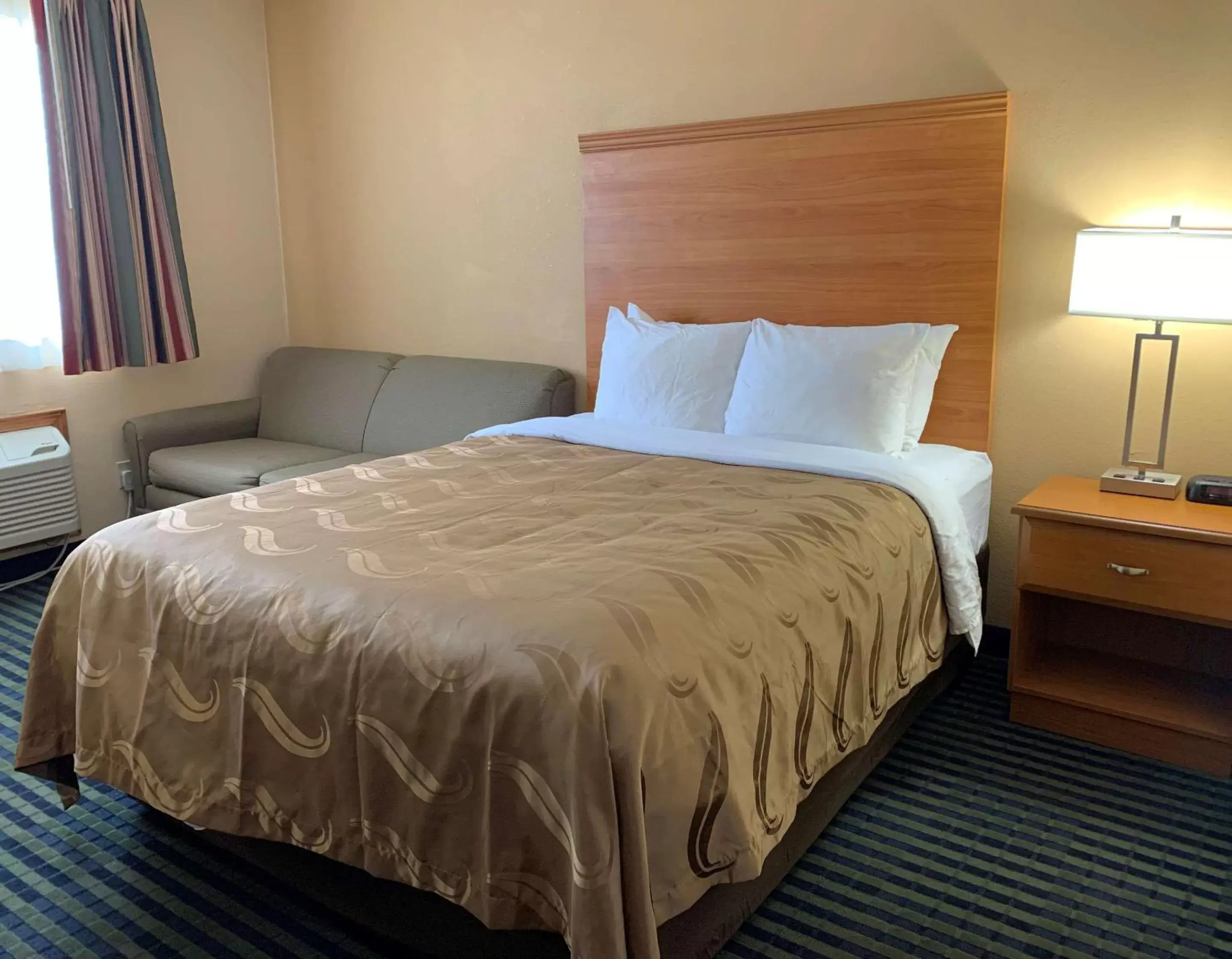 Photo of the whole room, Bed in Quality Inn Ottawa near Starved Rock State Park