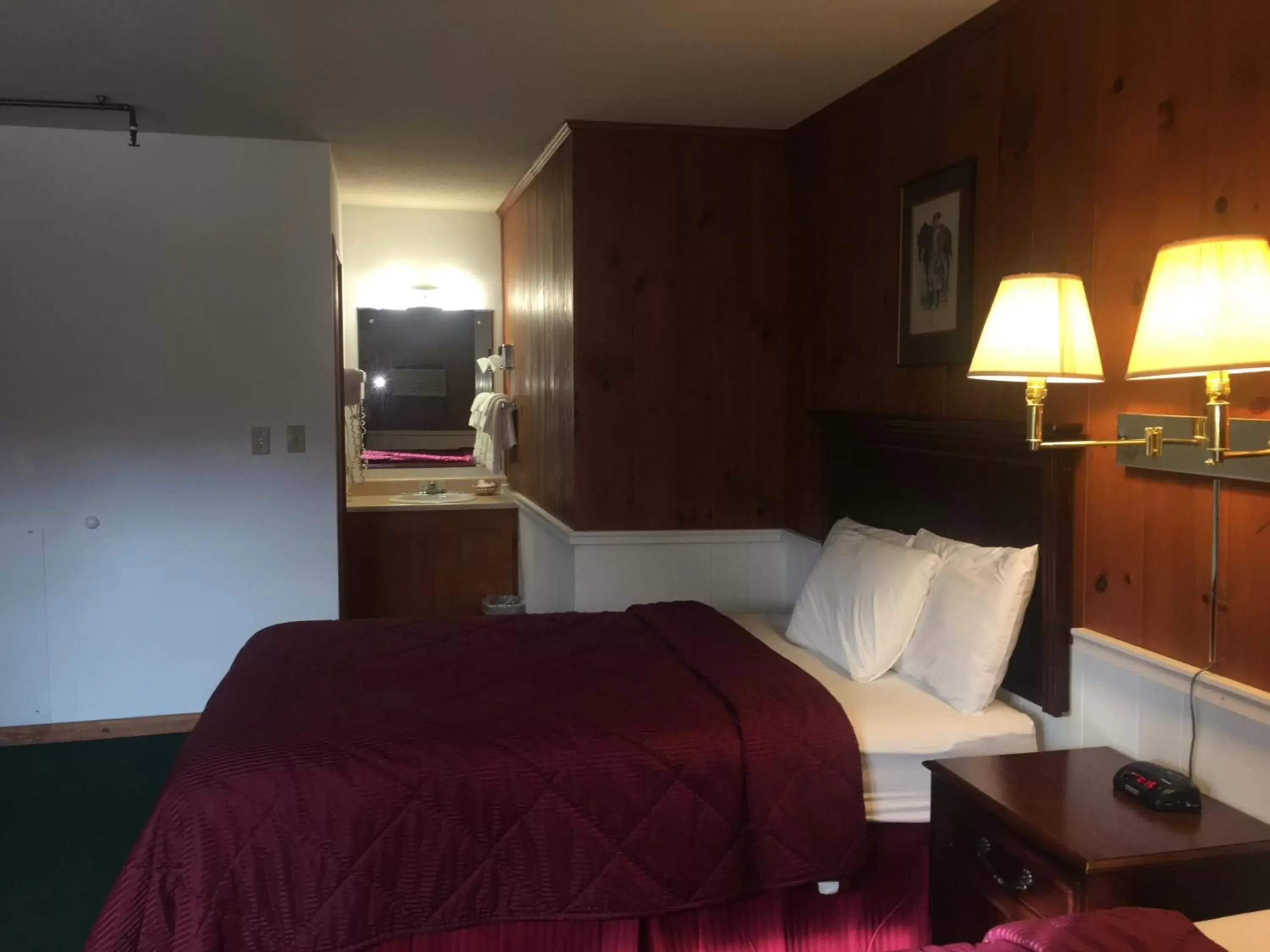 Bedroom, Bed in Stonybrook Motel & Lodge