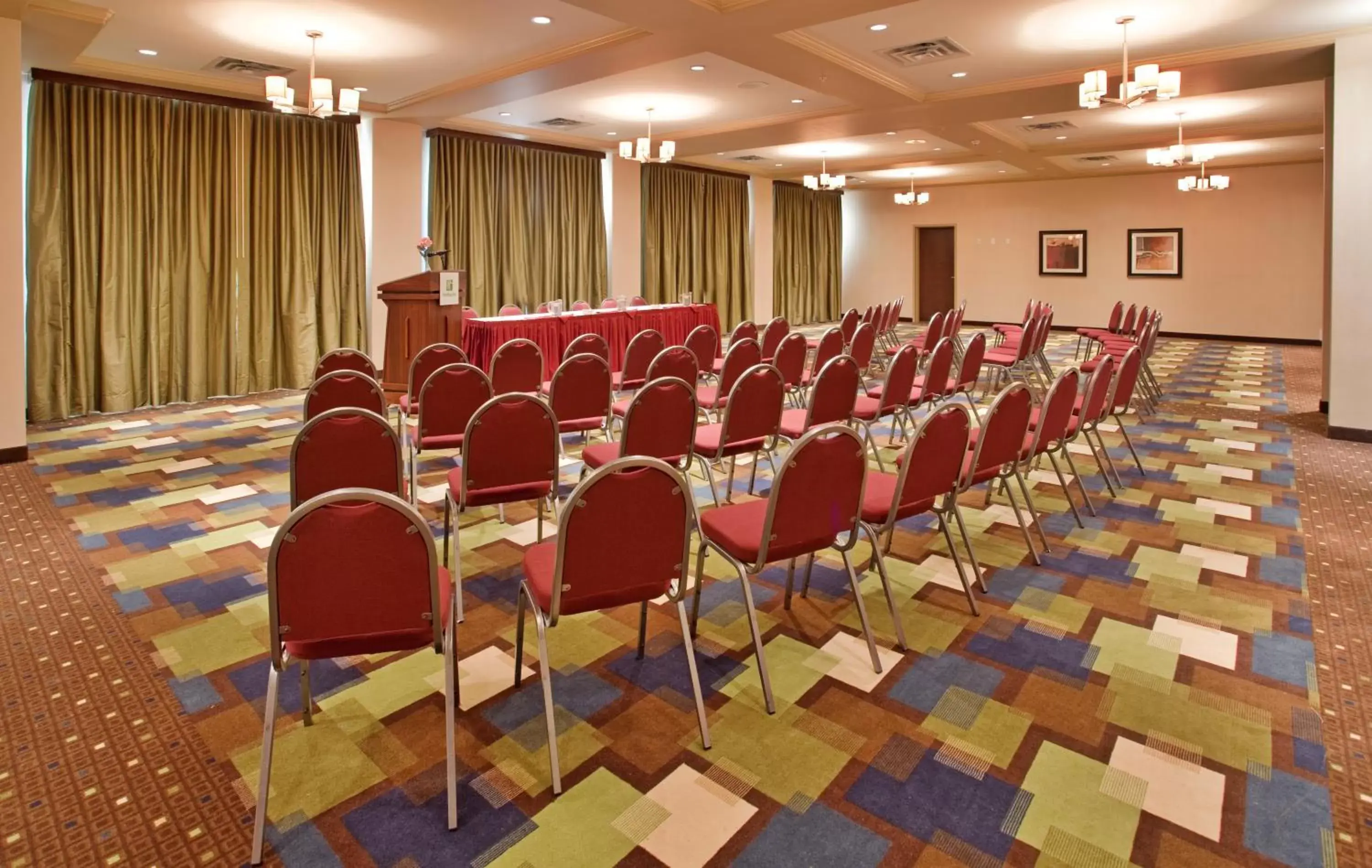 Meeting/conference room in Holiday Inn Hotel and Suites-Kamloops, an IHG Hotel