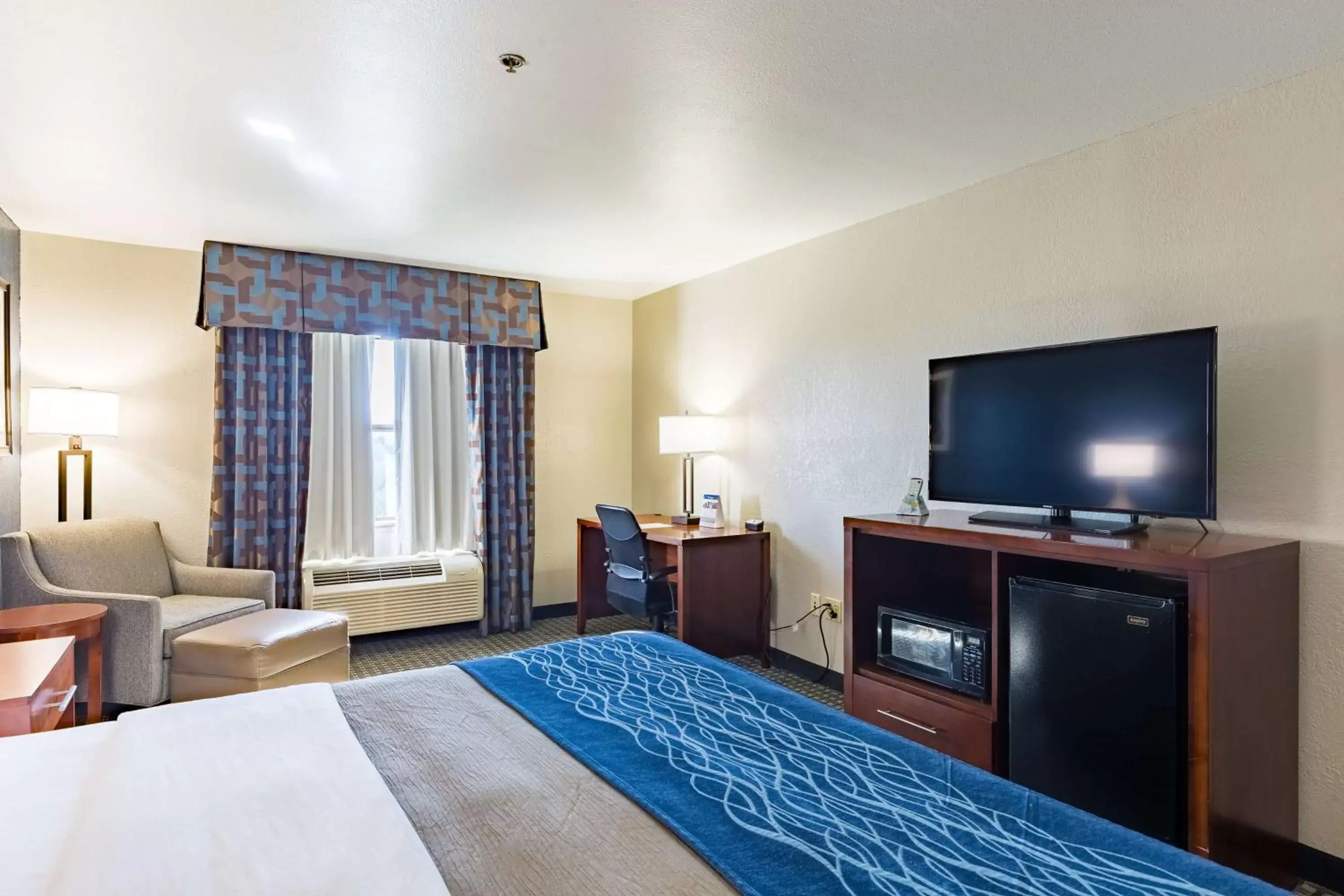 Photo of the whole room, TV/Entertainment Center in Best Western Northwest Corpus Christi Inn & Suites