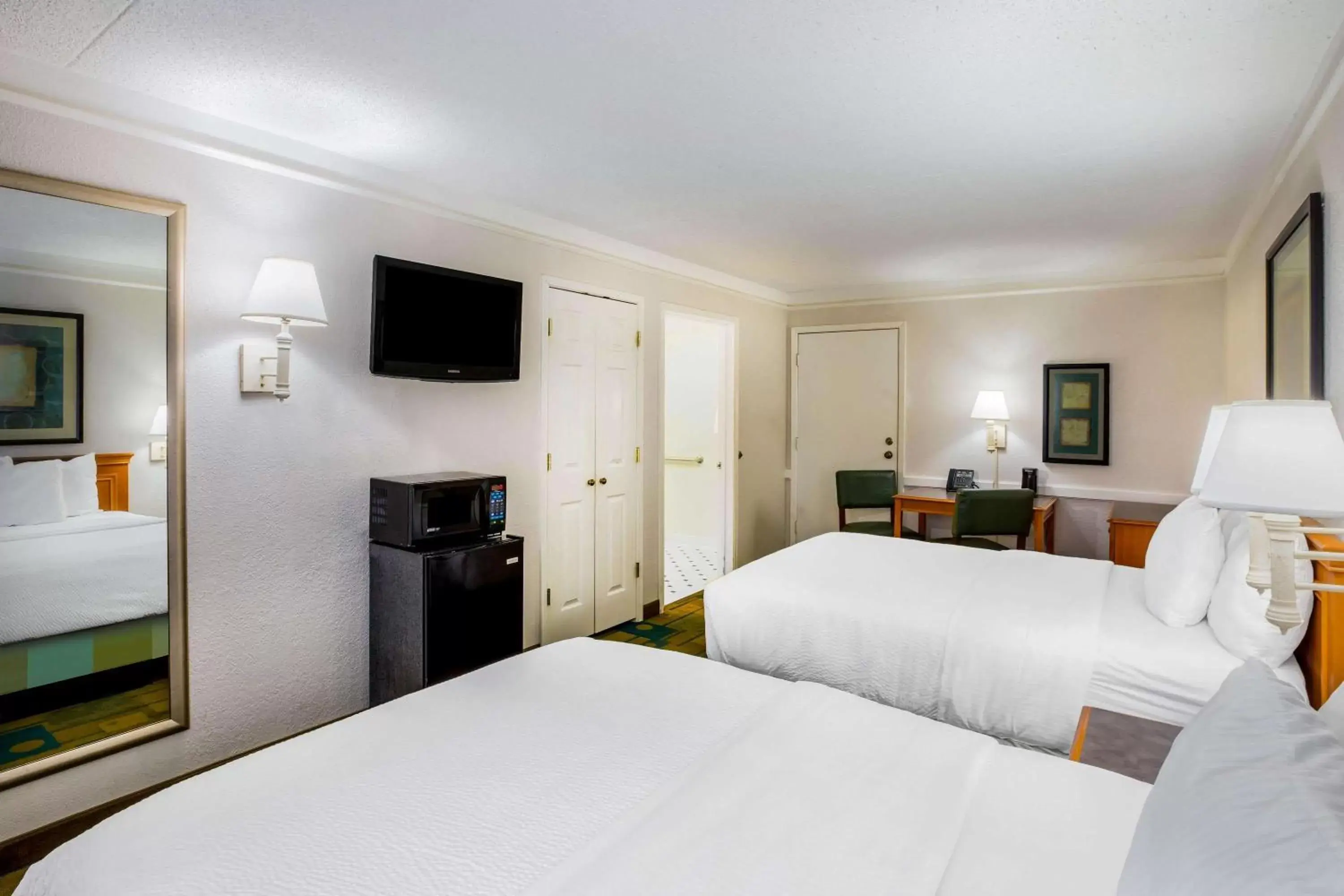 Photo of the whole room, Bed in La Quinta Inn by Wyndham Lufkin