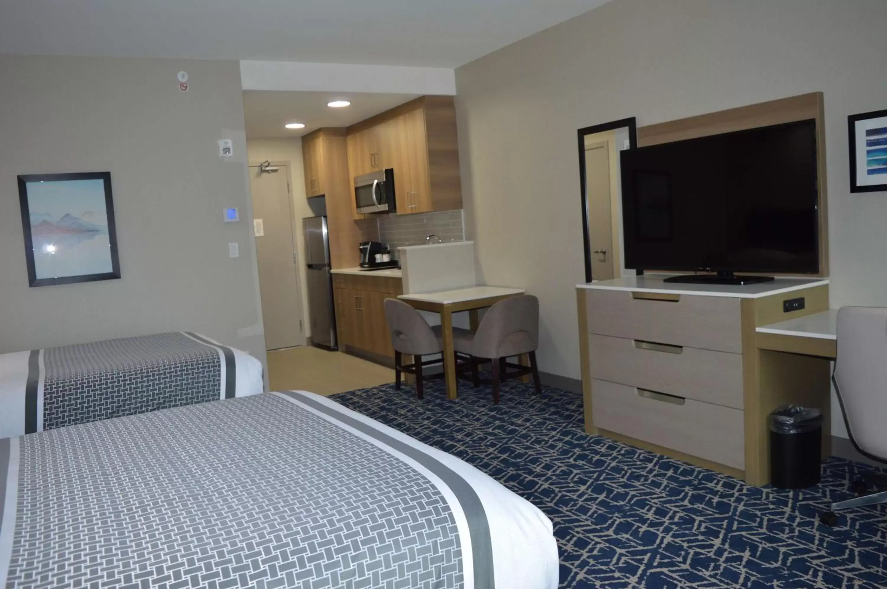 Bedroom, TV/Entertainment Center in Best Western Premier Route 97 Vernon