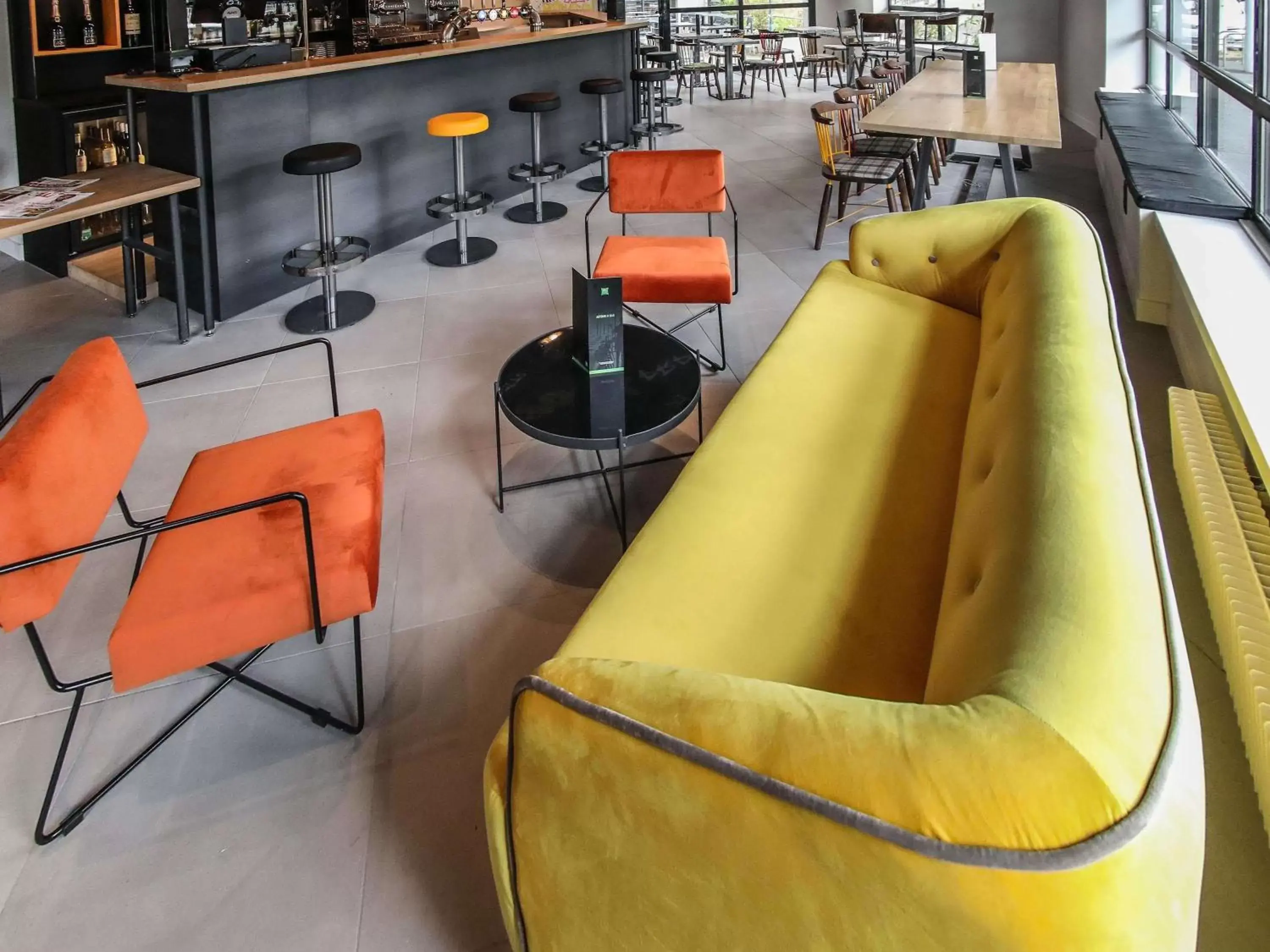 Lounge or bar in Ibis Styles Clermont-Ferrand République