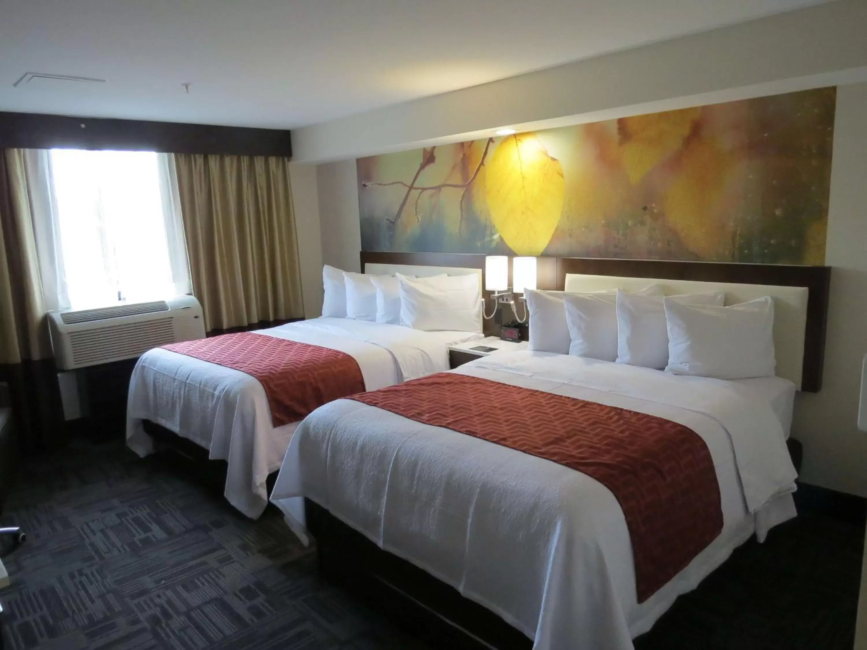 Photo of the whole room, Bed in Brookfield- Milwaukee Hotel
