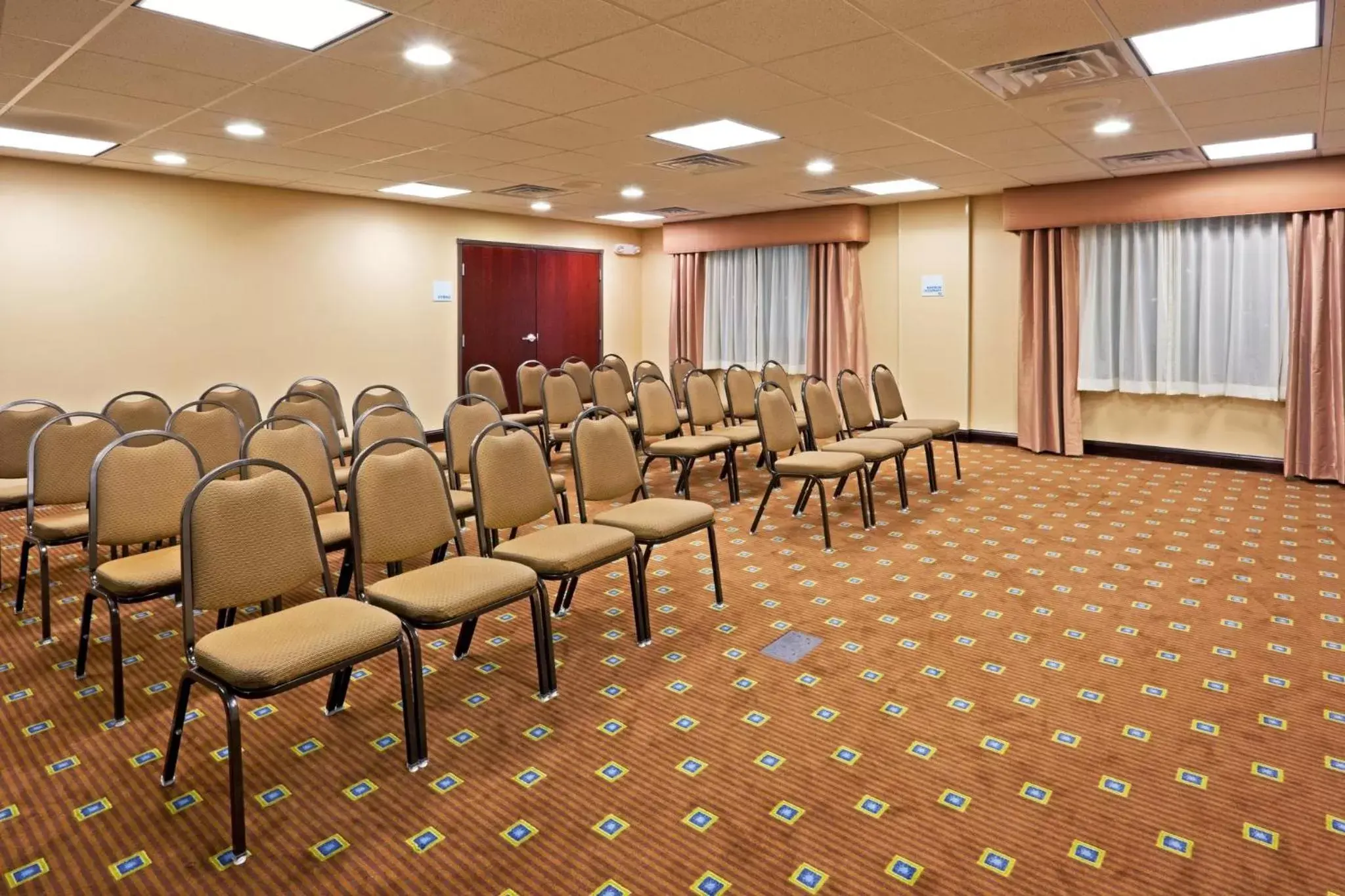 Meeting/conference room in Holiday Inn Express Hotel & Suites Syracuse North Airport Area, an IHG Hotel