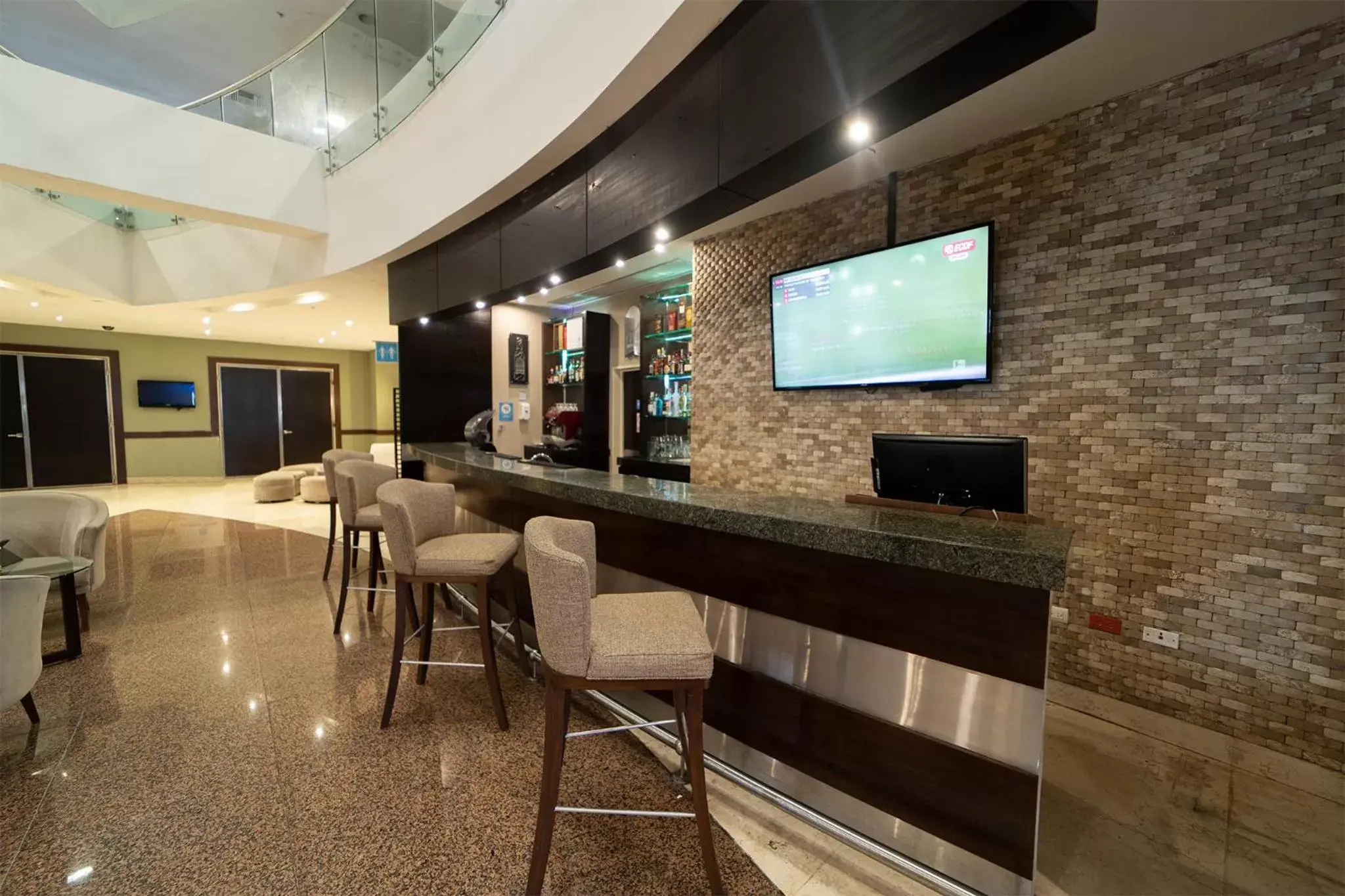 Lounge or bar, Lounge/Bar in TRYP by Wyndham Guayaquil