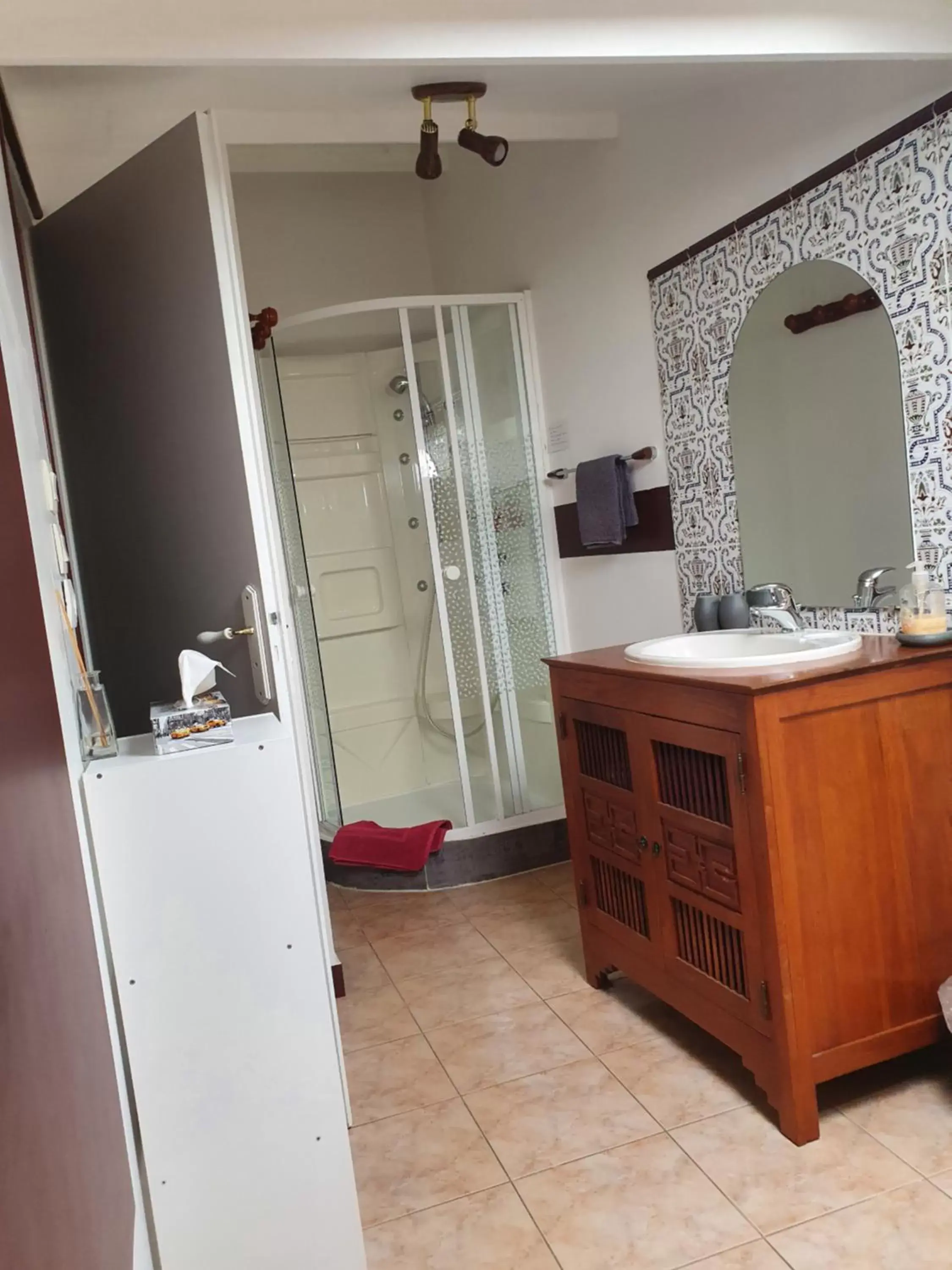 Bathroom, Kitchen/Kitchenette in Le relais de la cure