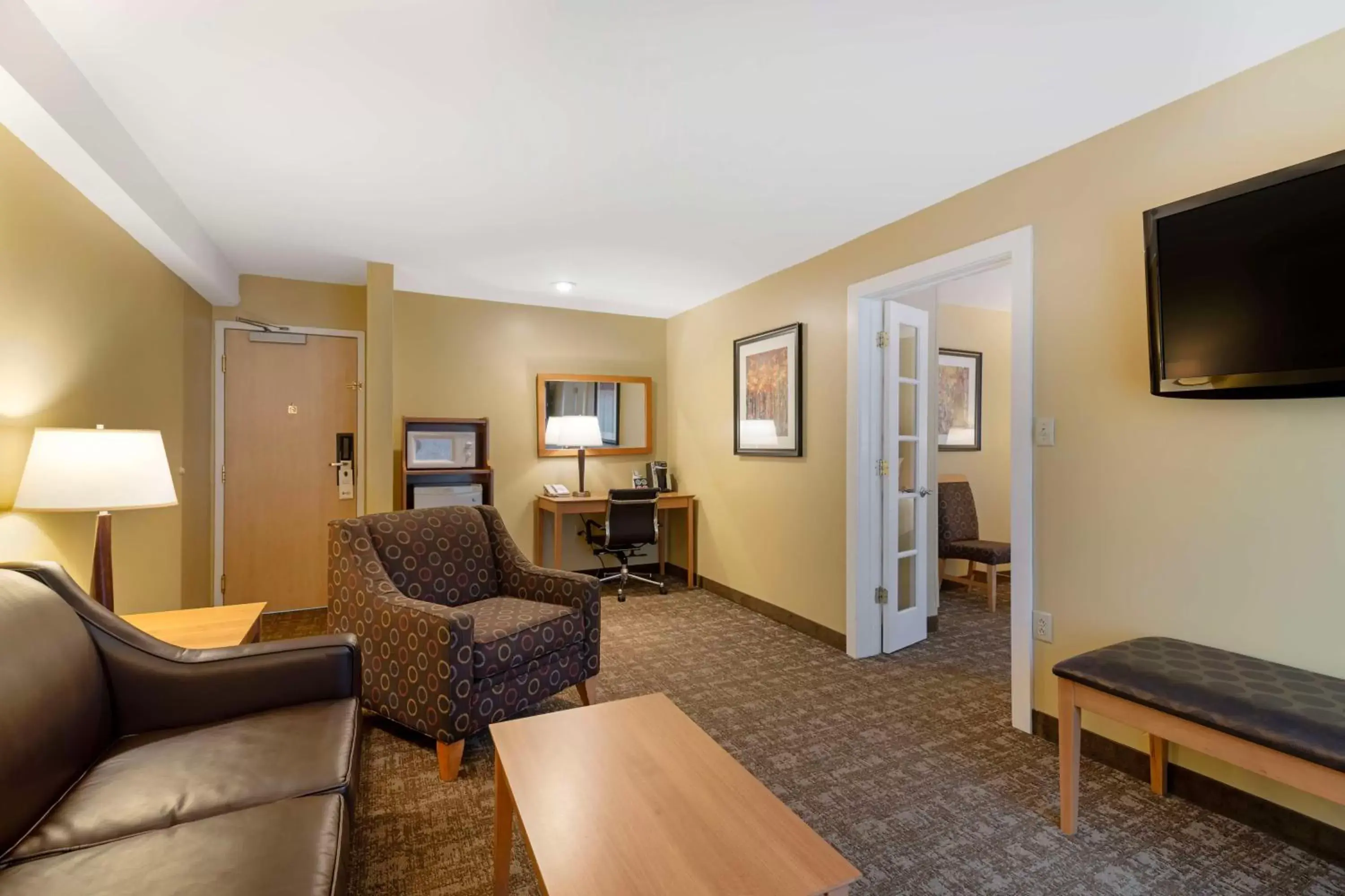 Bedroom, Seating Area in Best Western Plus Windjammer Inn & Conference Center