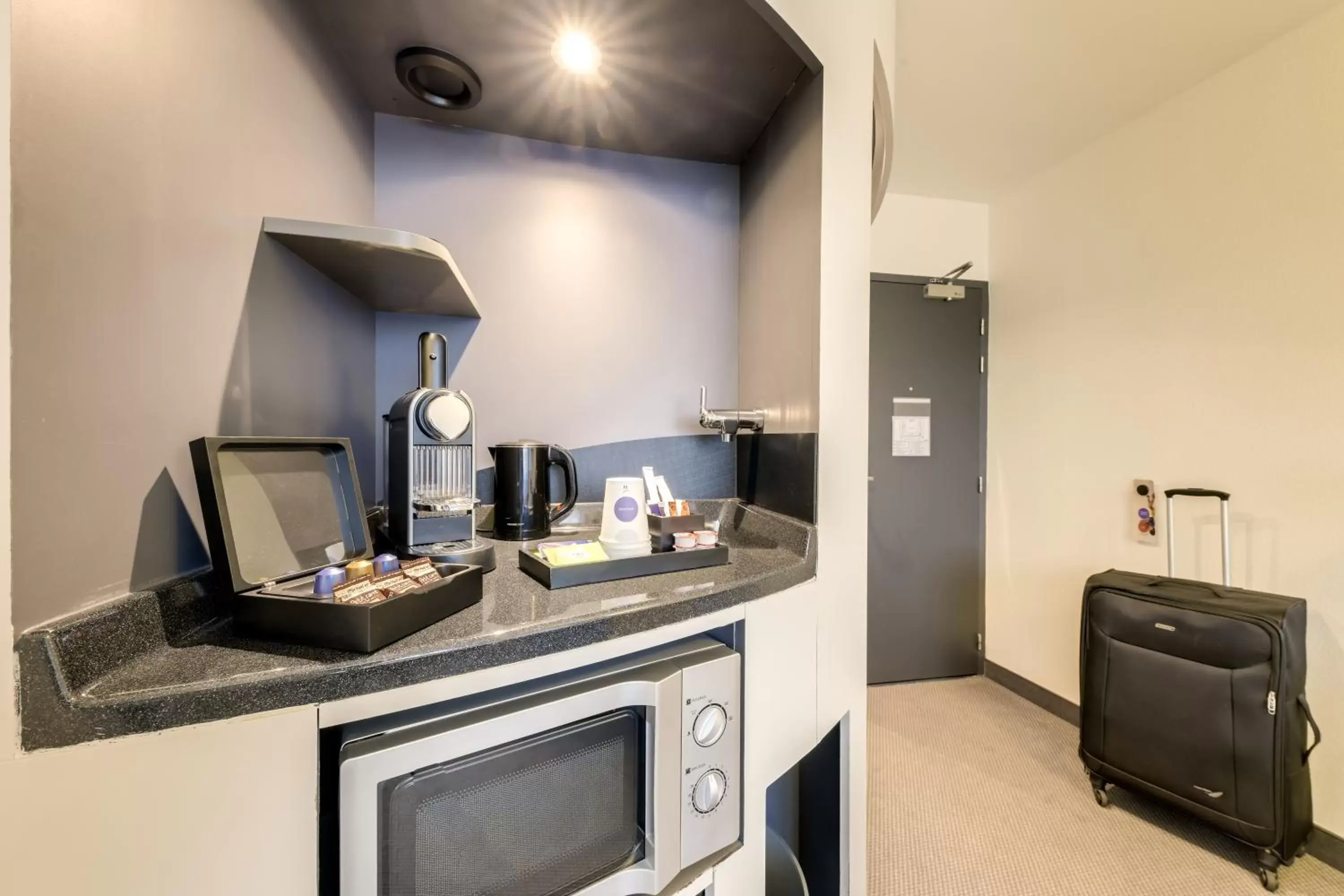 Coffee/tea facilities, Kitchen/Kitchenette in Novotel Suites Paris CDG Airport Villepinte