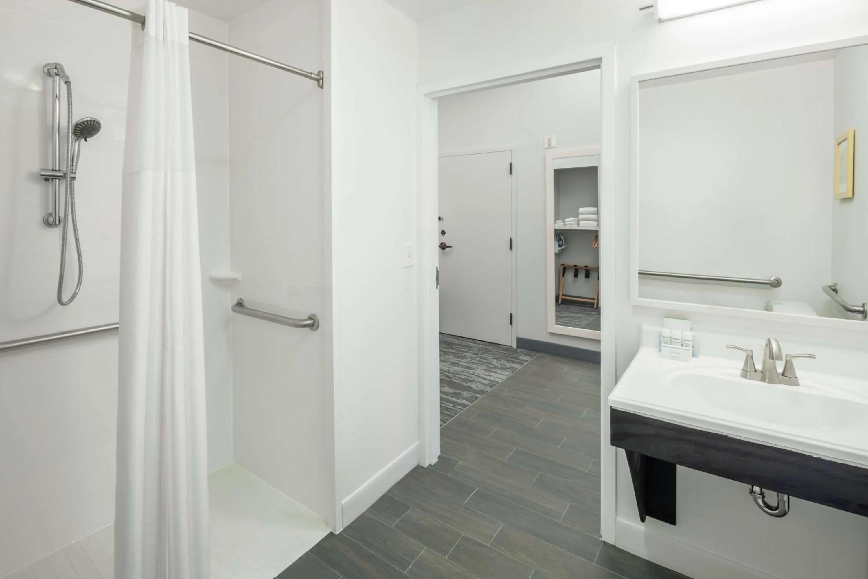 Bathroom in Hampton Inn Austin NW near The Domain