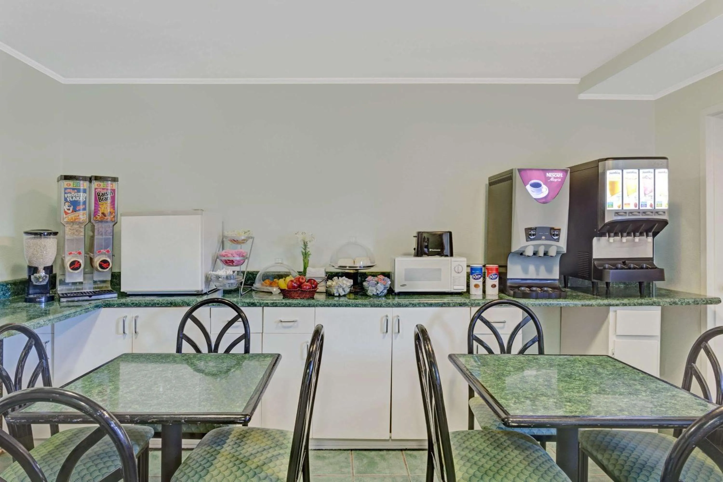 Restaurant/places to eat in Travelodge by Wyndham Williamsburg Colonial Area