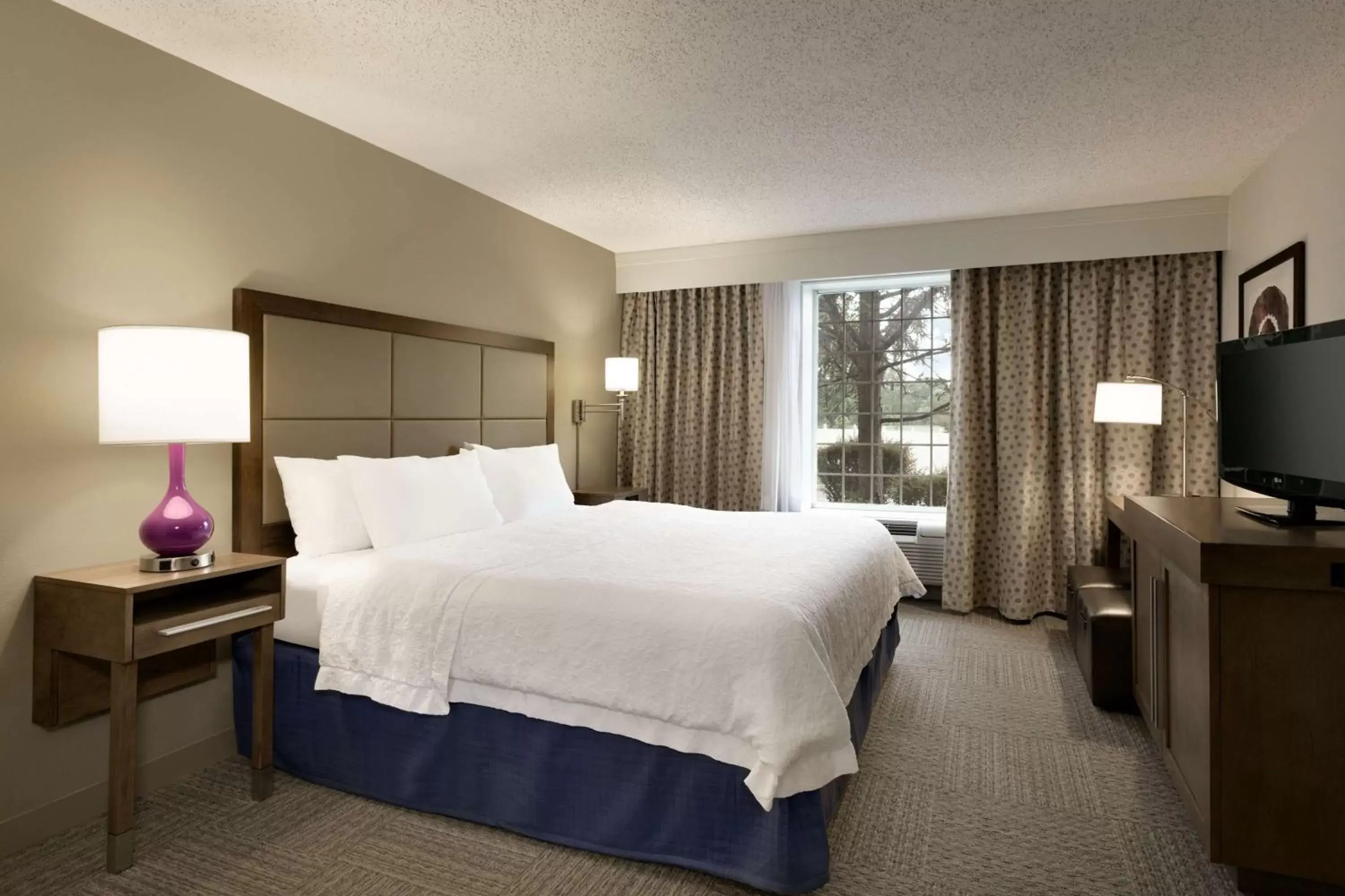 Bed in Hampton Inn & Suites Hershey