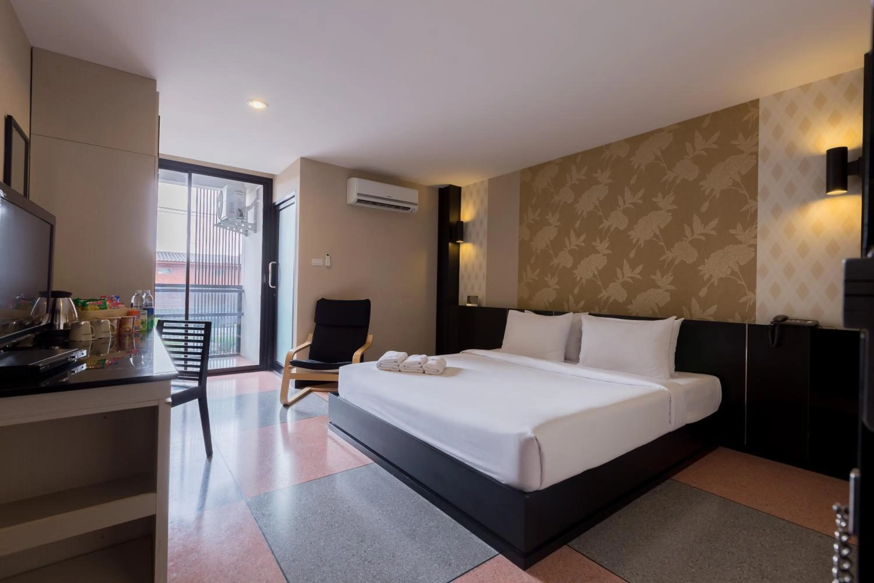 Photo of the whole room, Bed in Pen Ta Hug Hotel