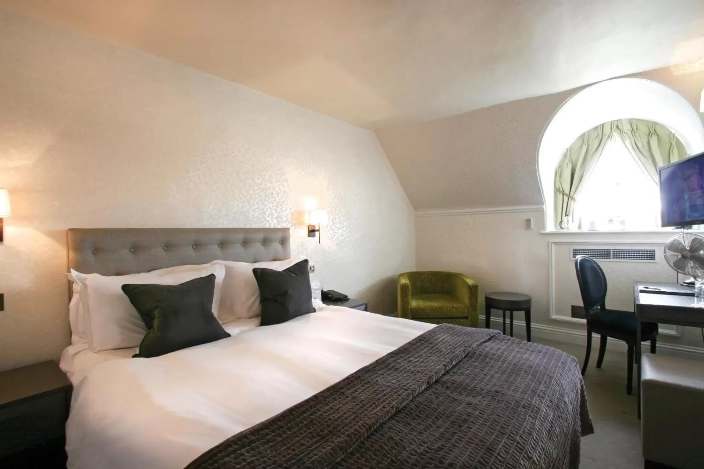Bed in St Michael's Manor Hotel - St Albans