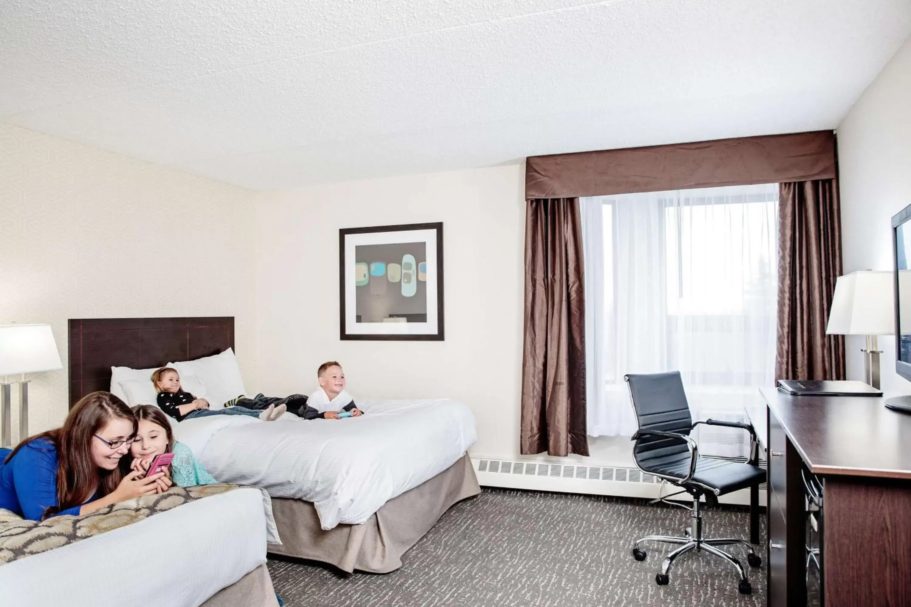 Shower, Bed in Coast West Edmonton Hotel & Conference Centre