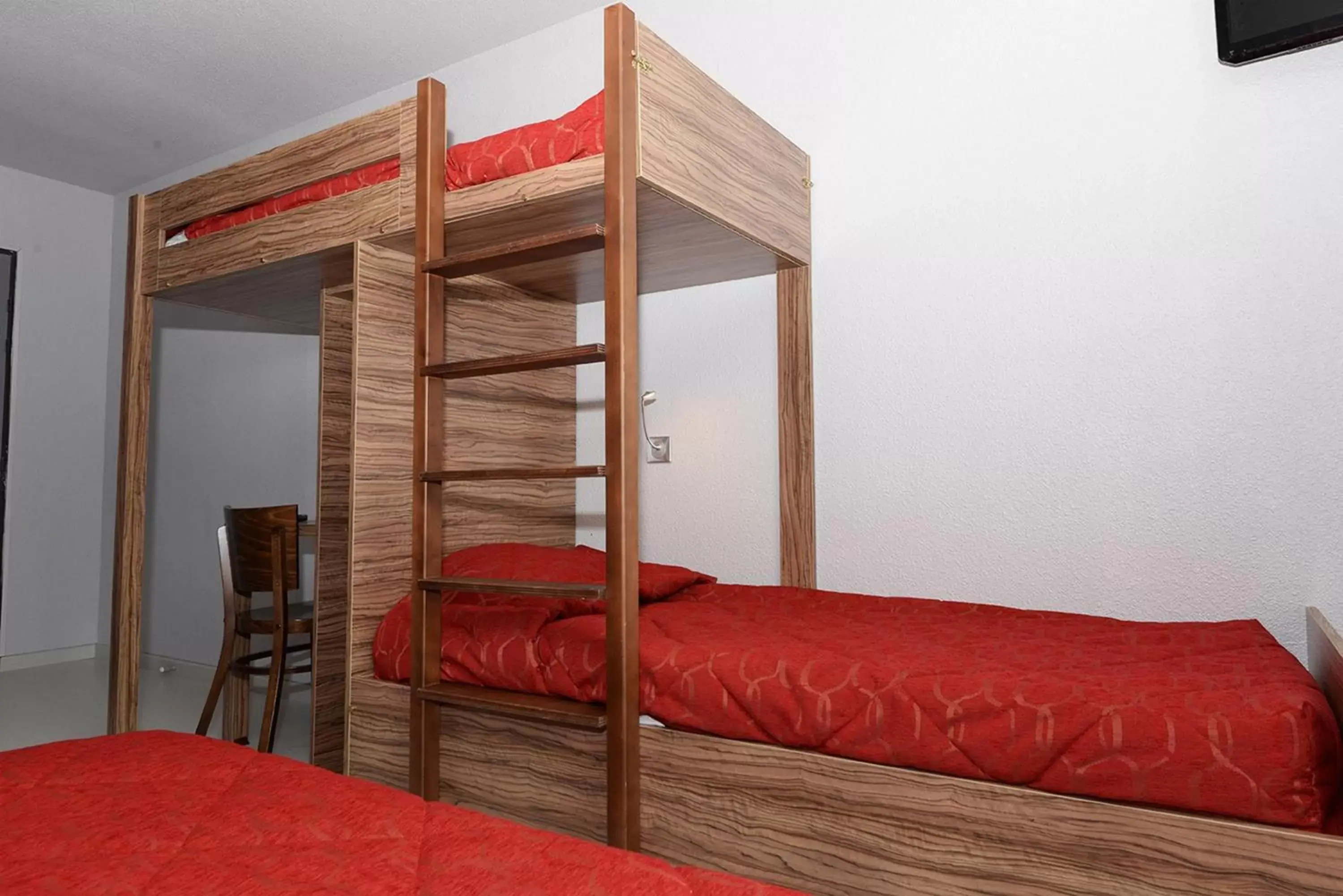 Bedroom, Bunk Bed in Hôtel Du Parc - Pirates