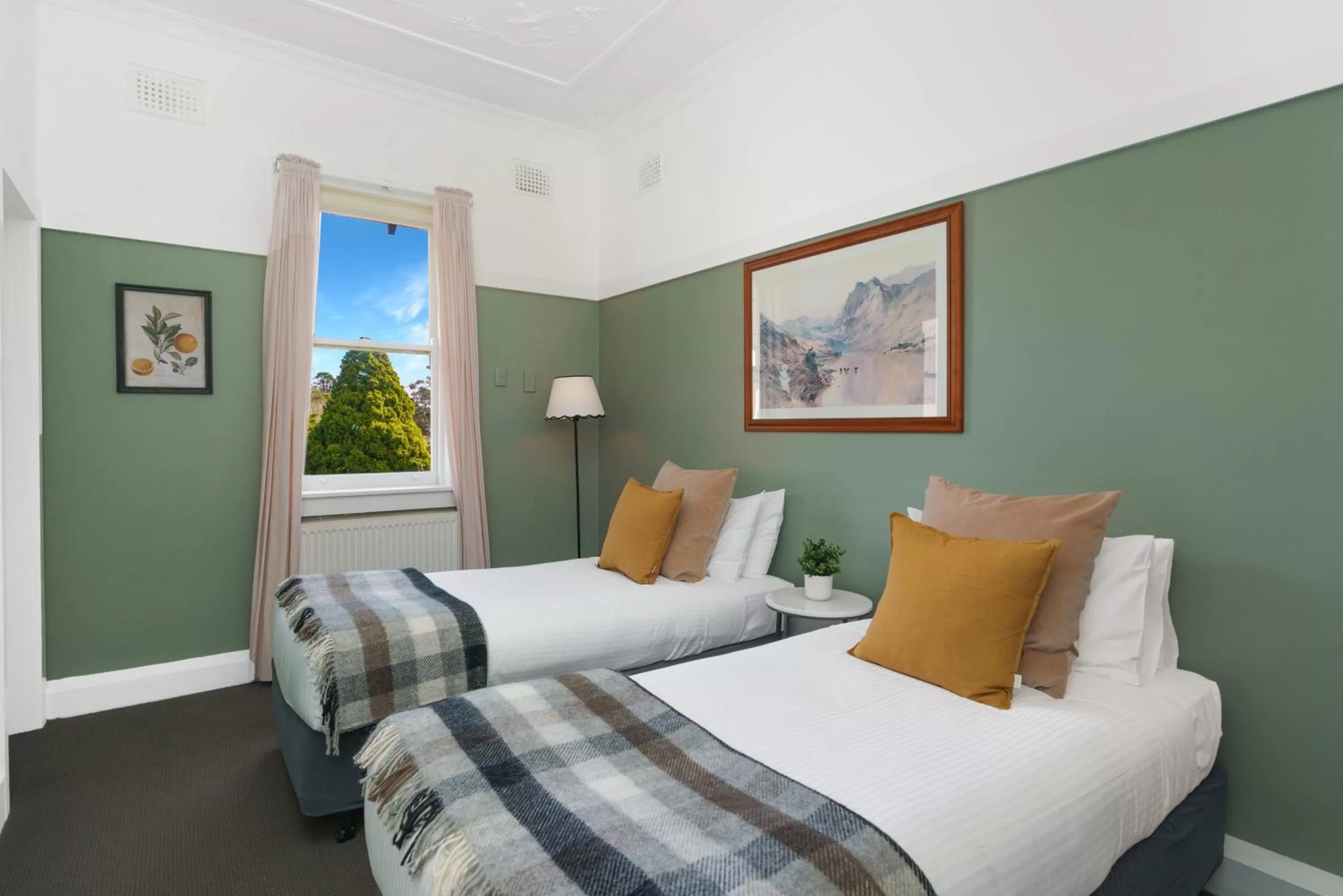 Photo of the whole room, Bed in Bundanoon Hotel