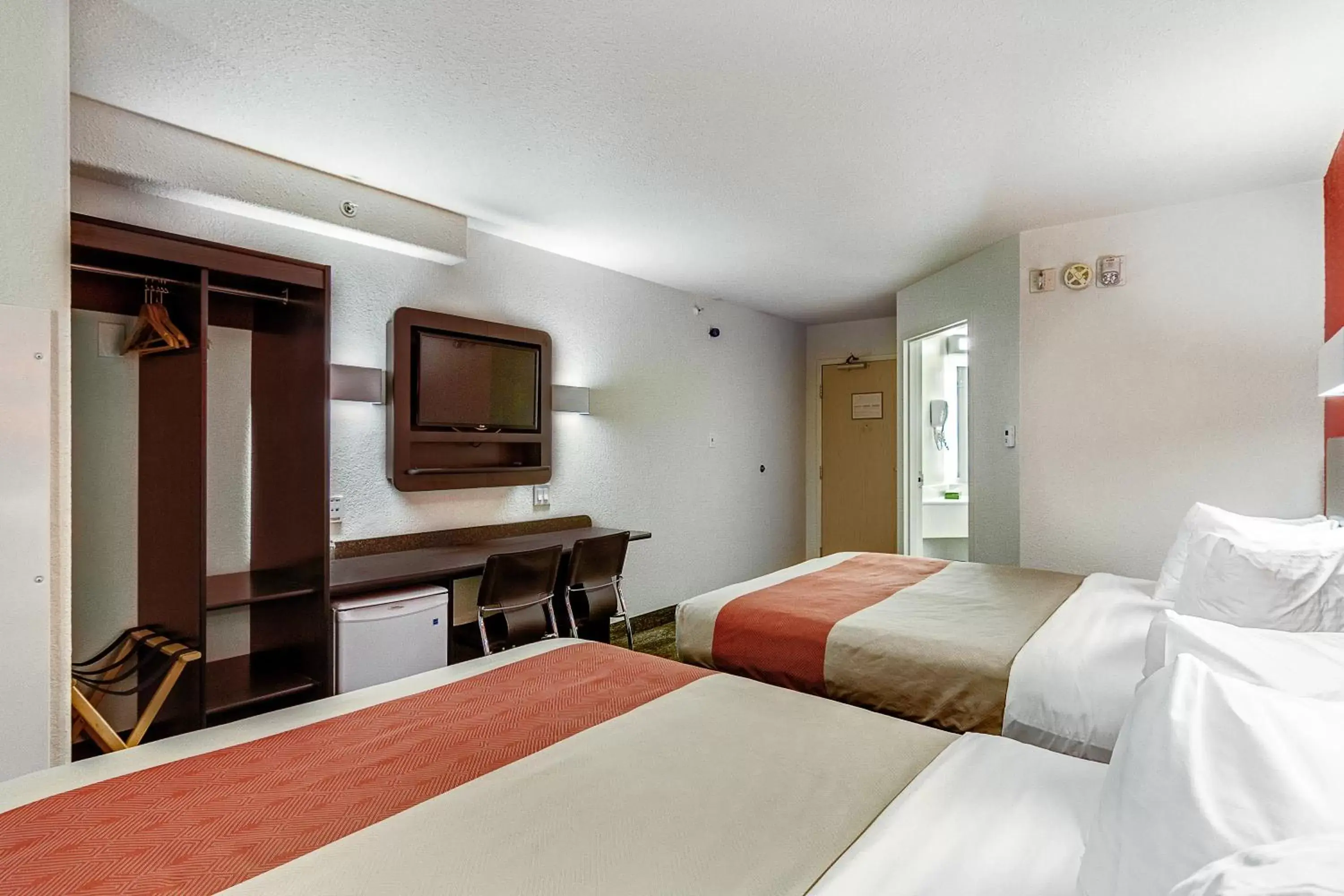 Bedroom, Bed in Motel 6-Saskatoon, SK