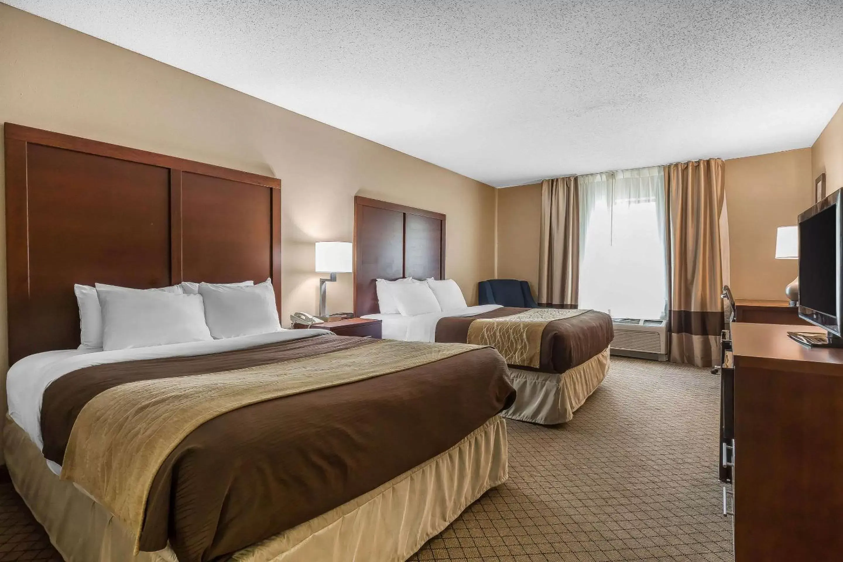 Photo of the whole room, Bed in Comfort Inn & Suites Mishawaka-South Bend