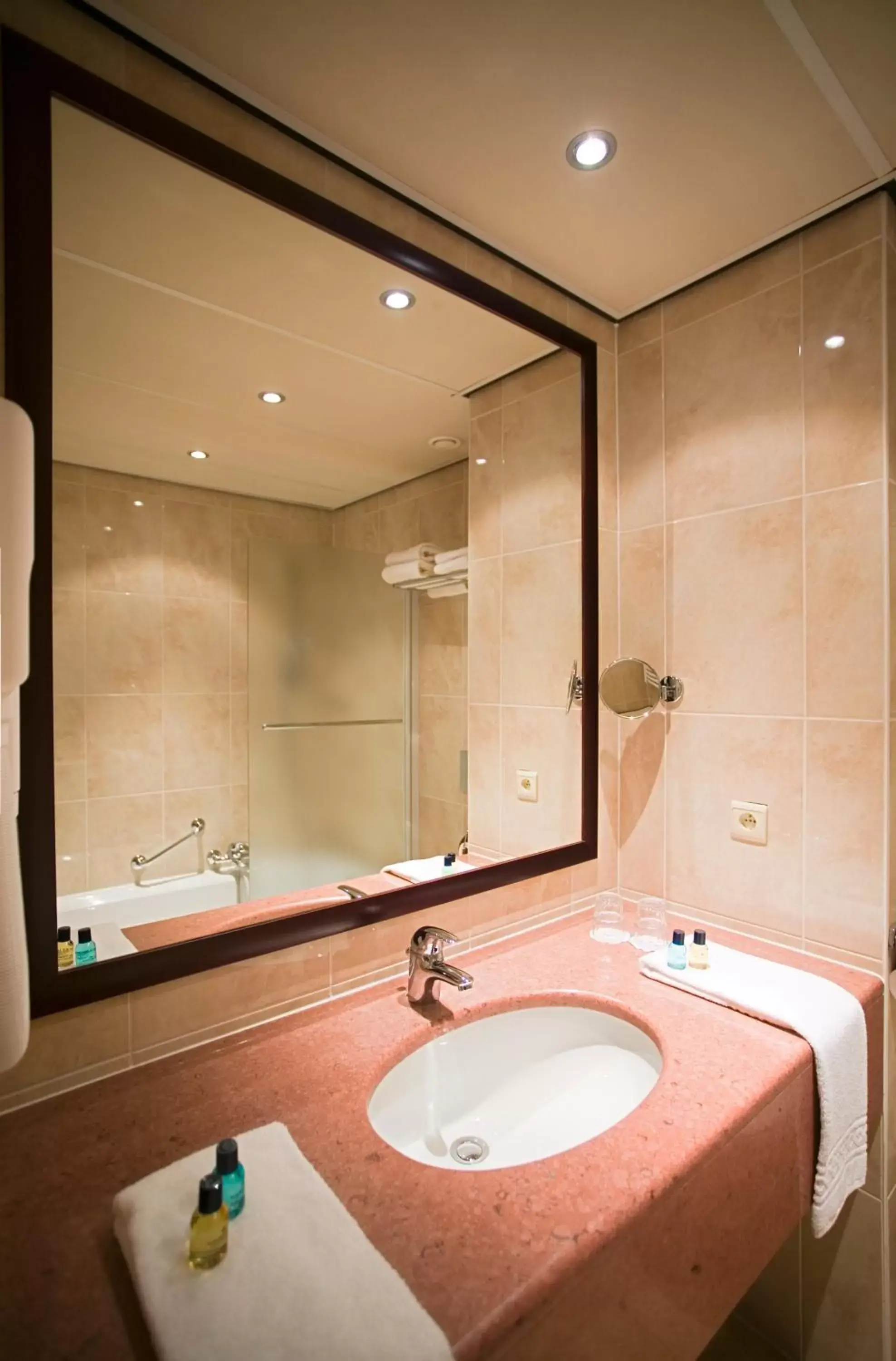 Bathroom in Golden Tulip Hotel de’ Medici