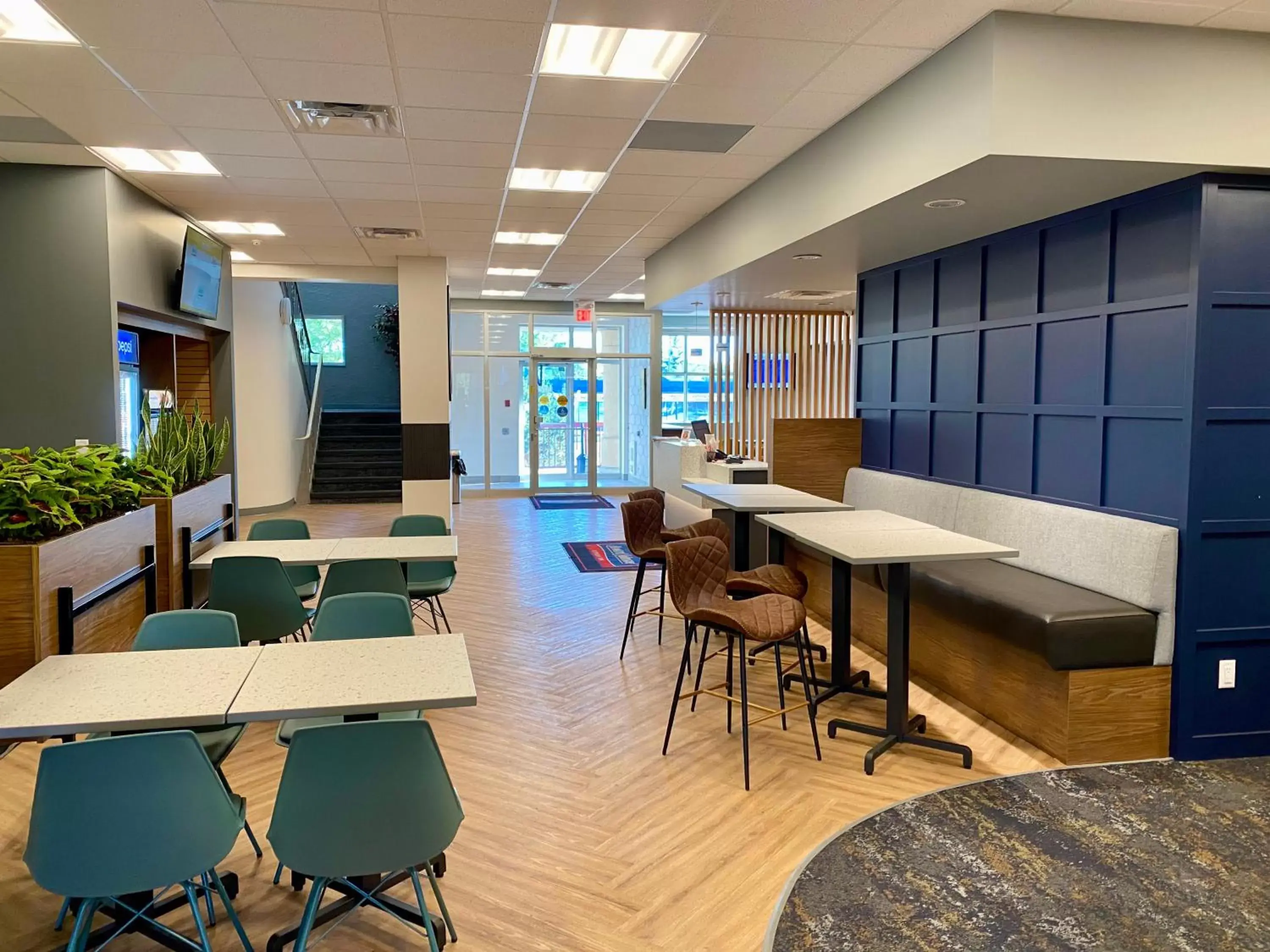 Lobby or reception in Howard Johnson by Wyndham Winnipeg West