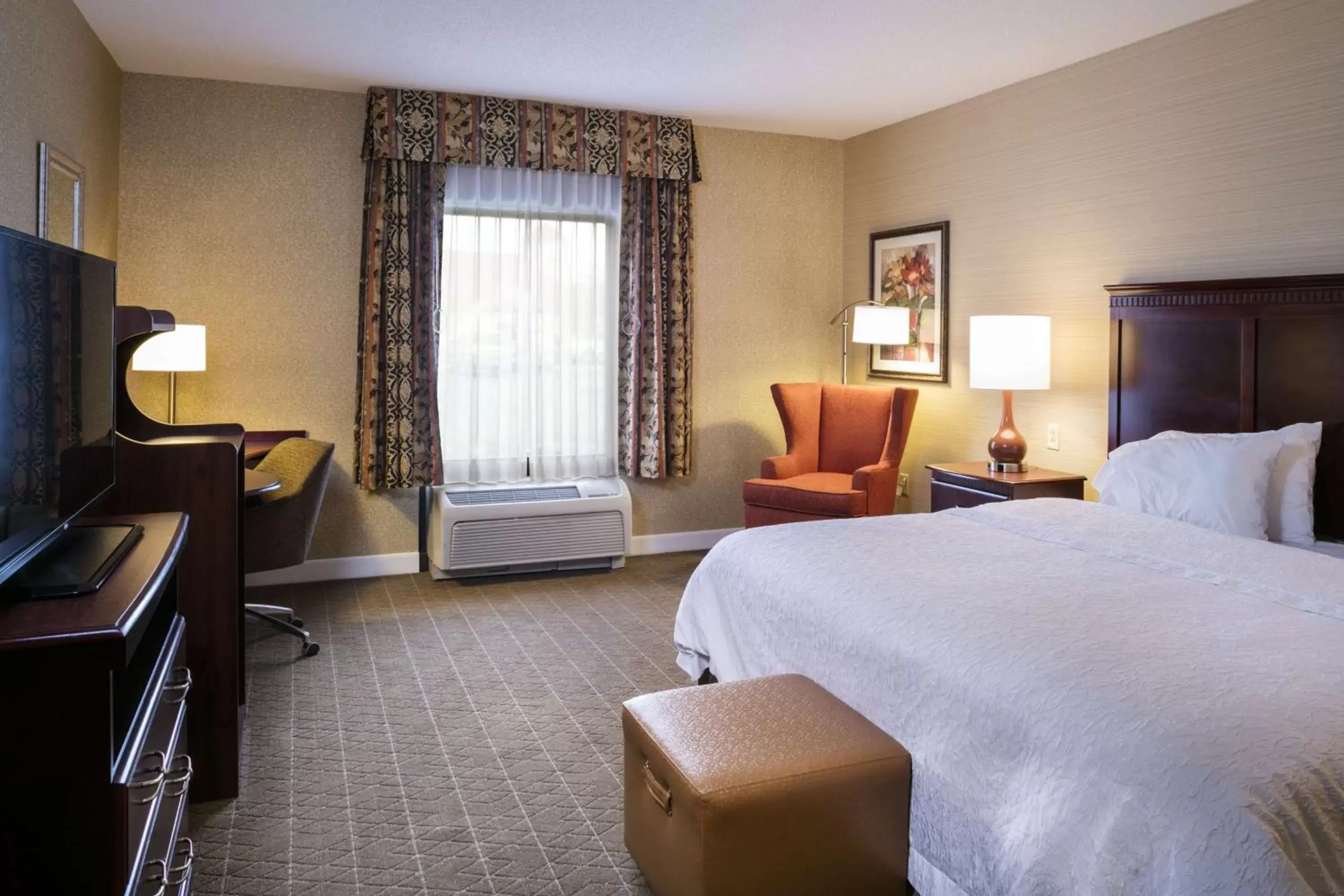 Bedroom in Hampton Inn & Suites Toledo-Perrysburg