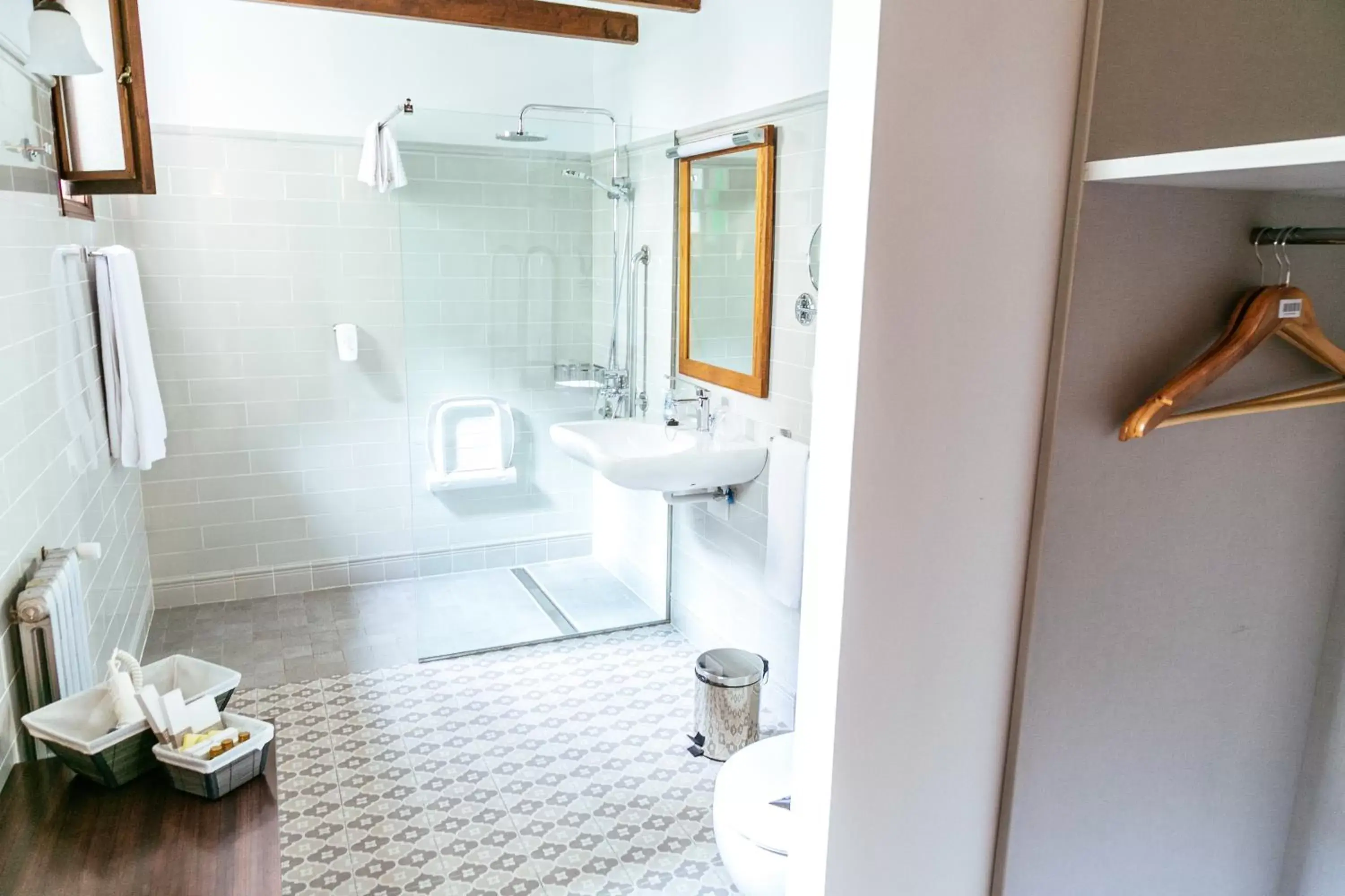 Shower, Bathroom in Hotel El Guía