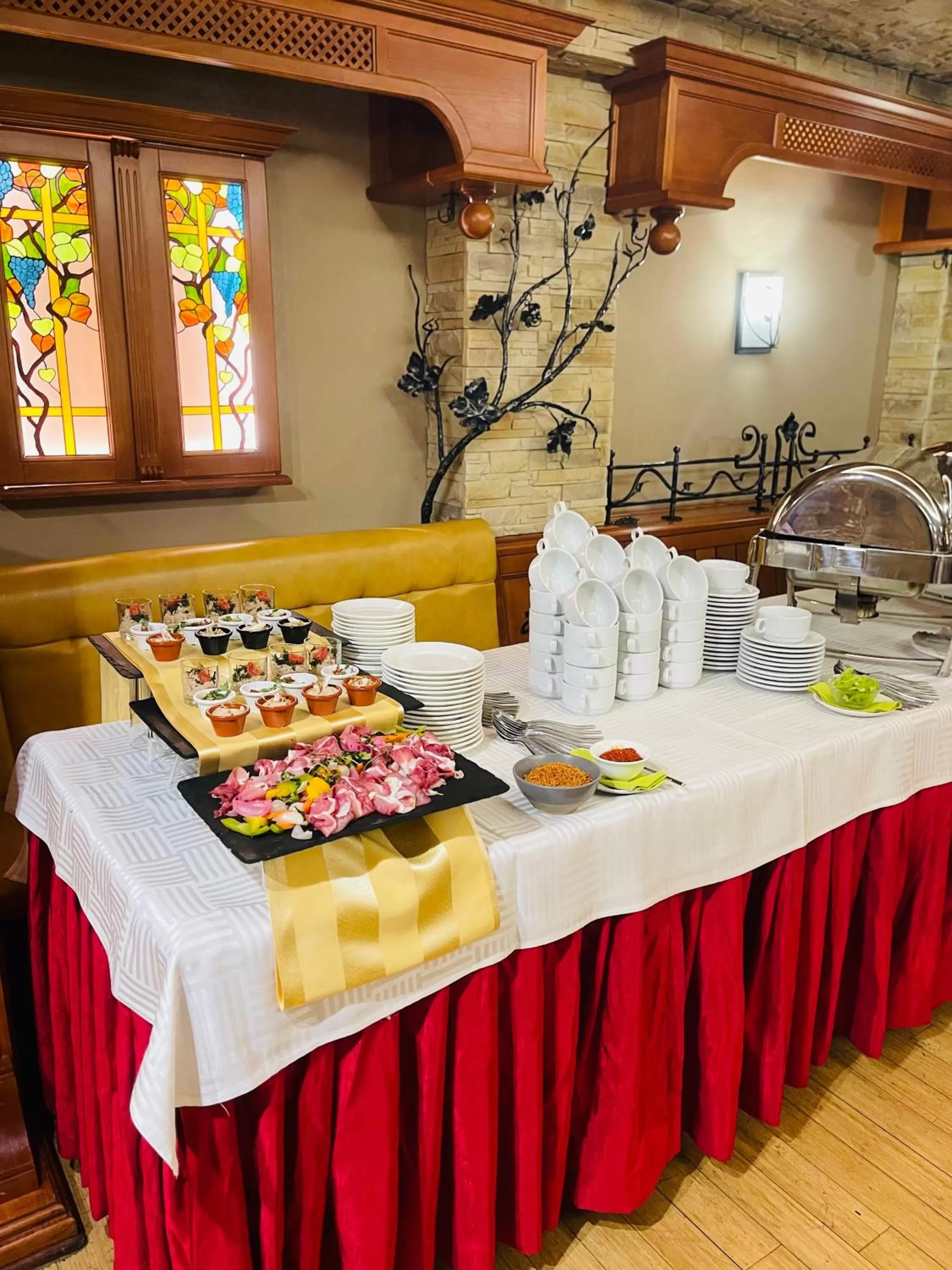 Food and drinks in Villa Hotel