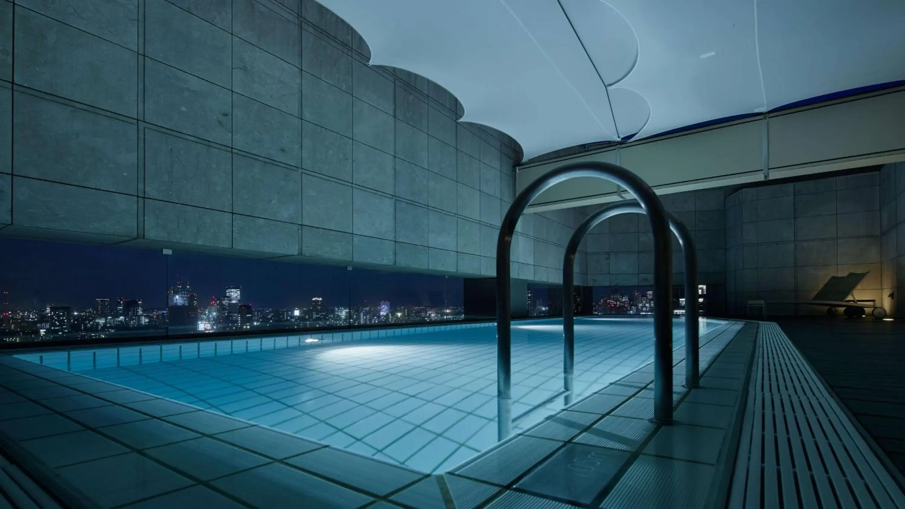 Swimming pool in Grand Hyatt Tokyo