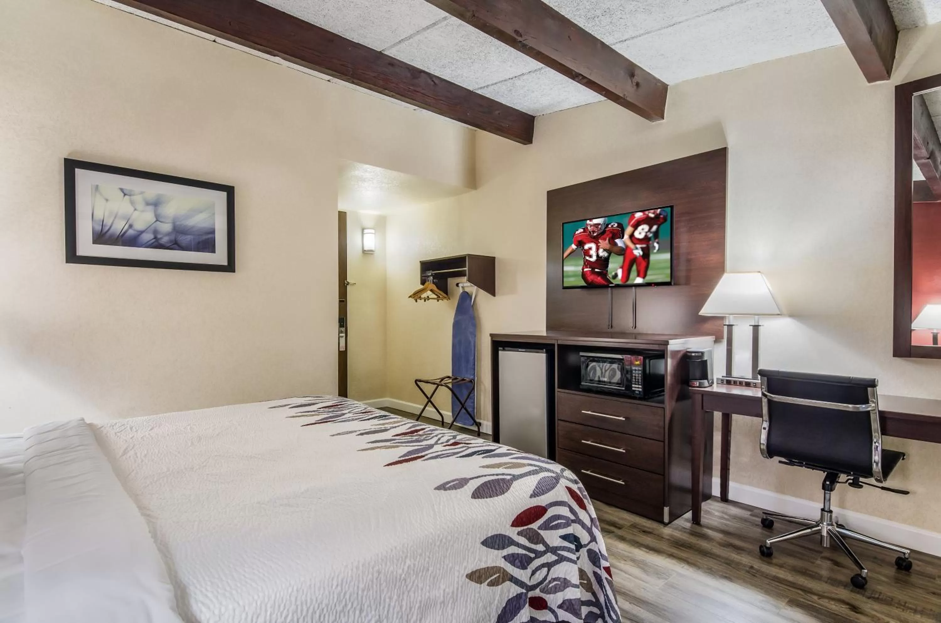 Bedroom, Bed in Red Roof Inn Madison Heights, VA