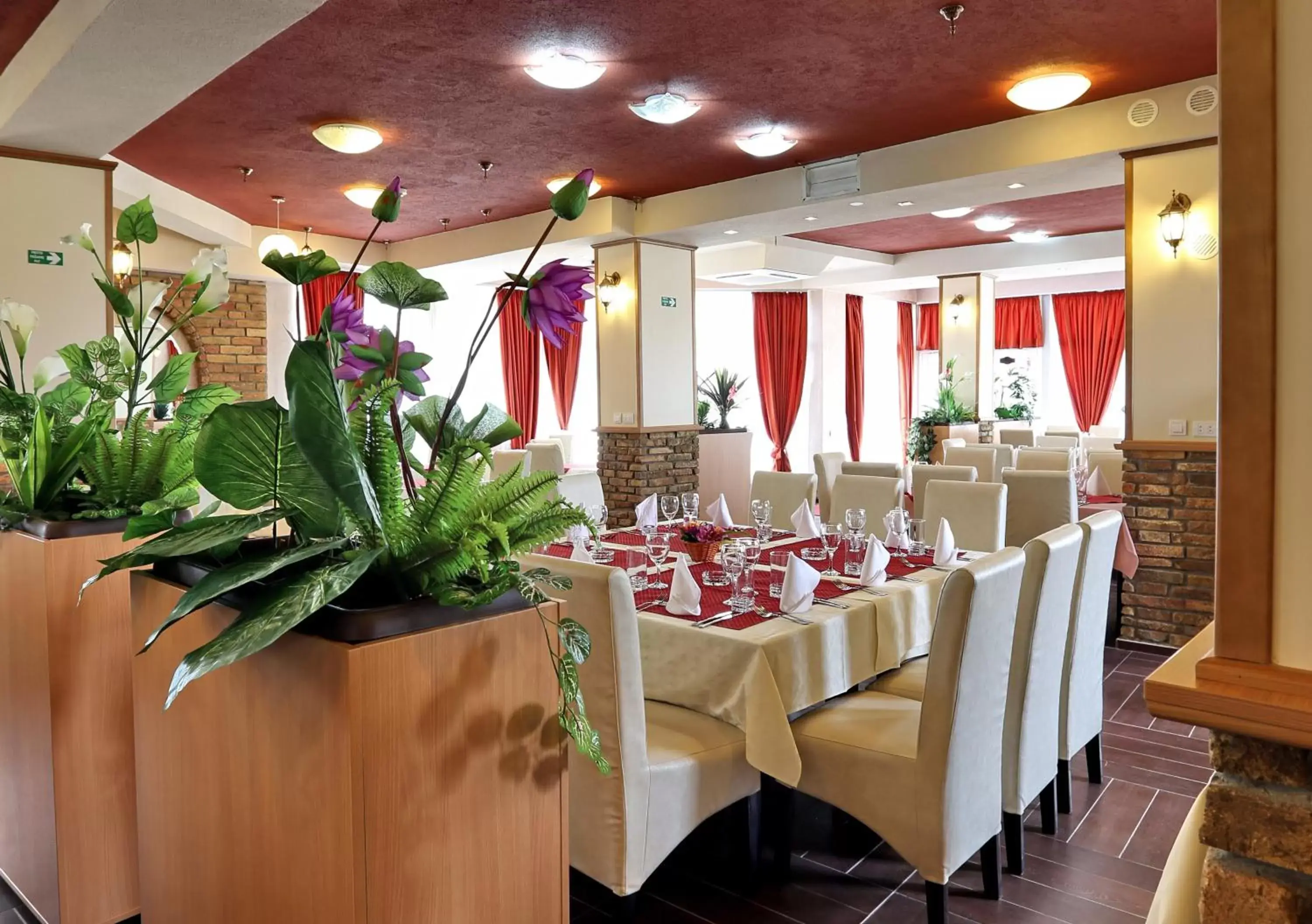 Restaurant/places to eat, Banquet Facilities in Hotel Novella Uno