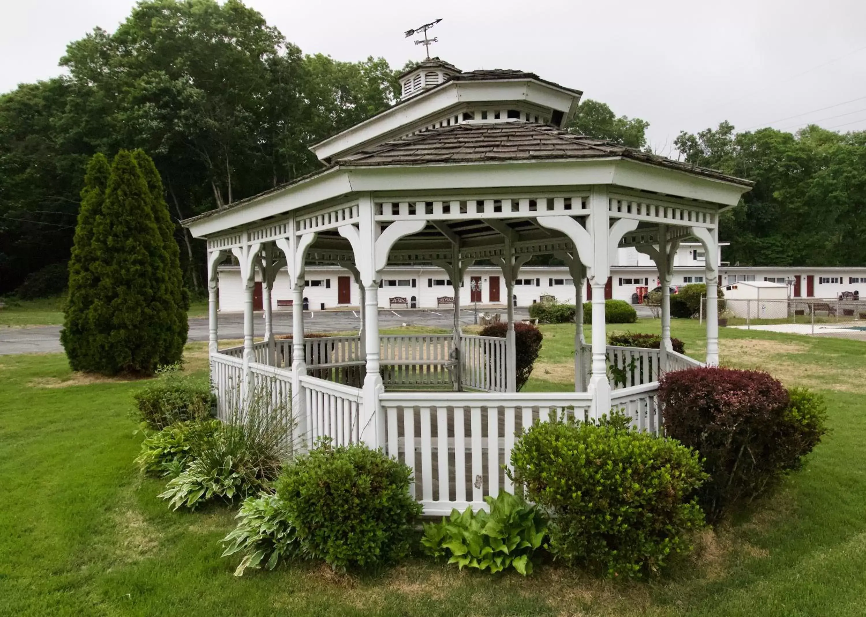 Garden, Property Building in Oakdell Motel WATERFORD CT