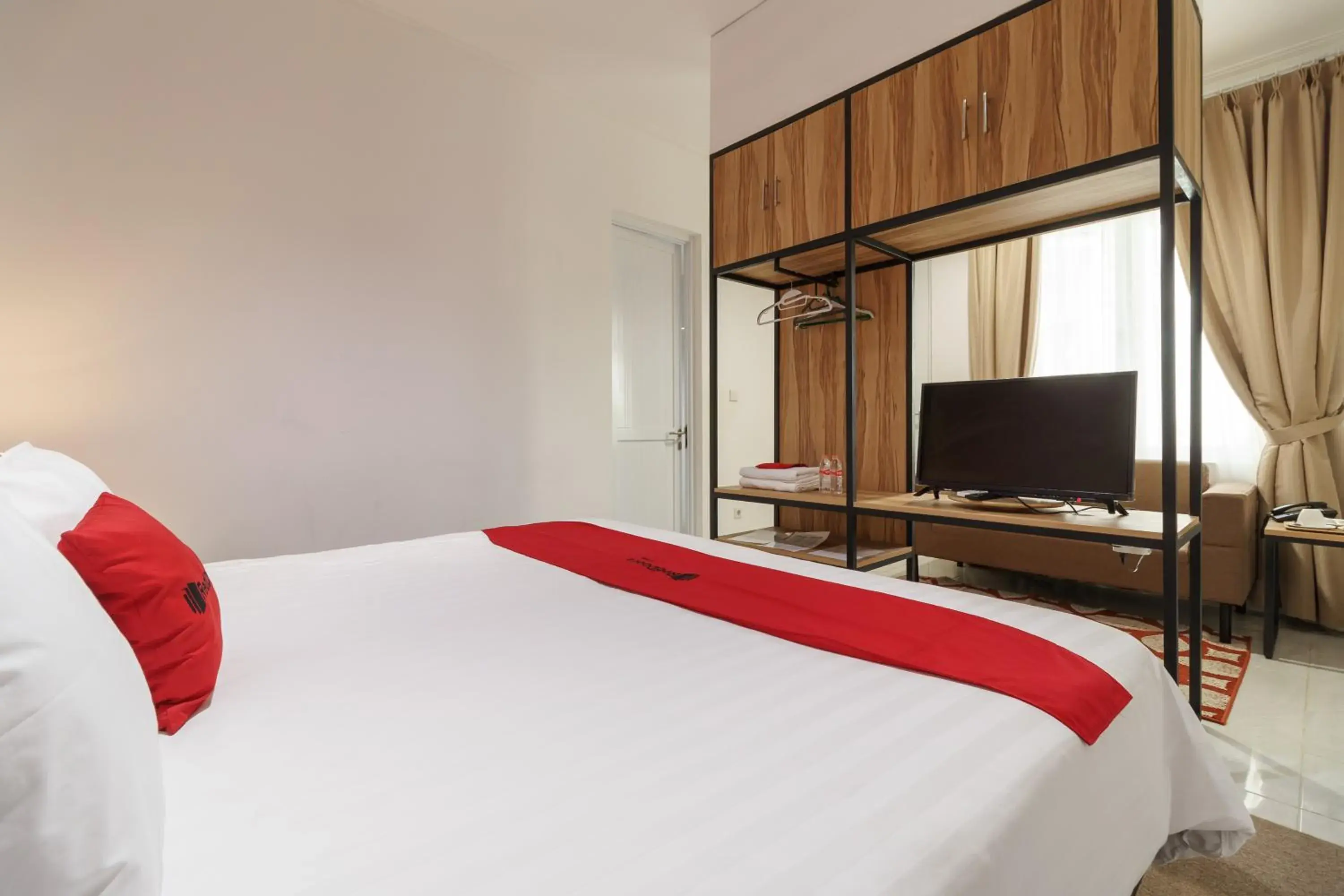 Bedroom, Bed in RedDoorz Plus near Exit Toll Puncak 2
