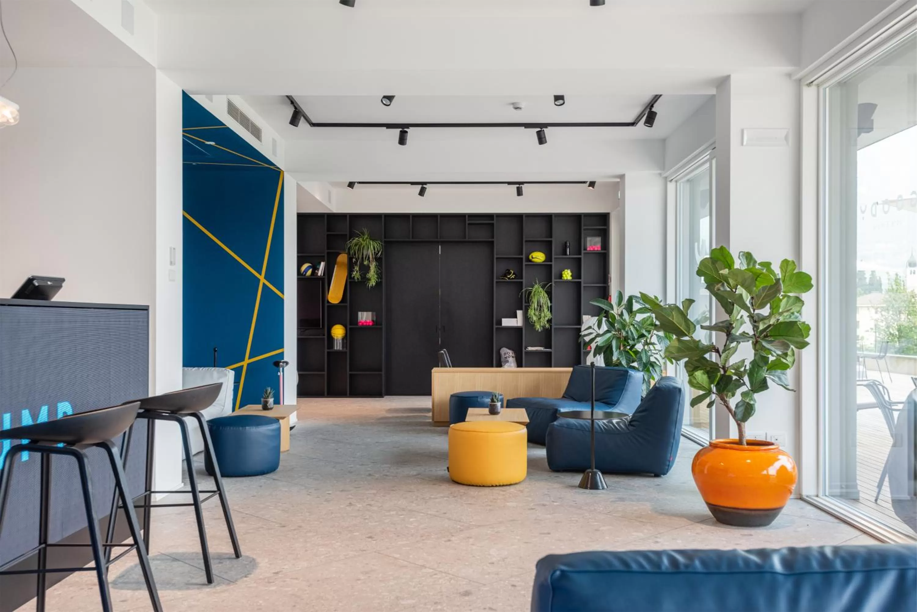 Communal lounge/ TV room in HOODY ACTIVE & HAPPINESS HOTEL