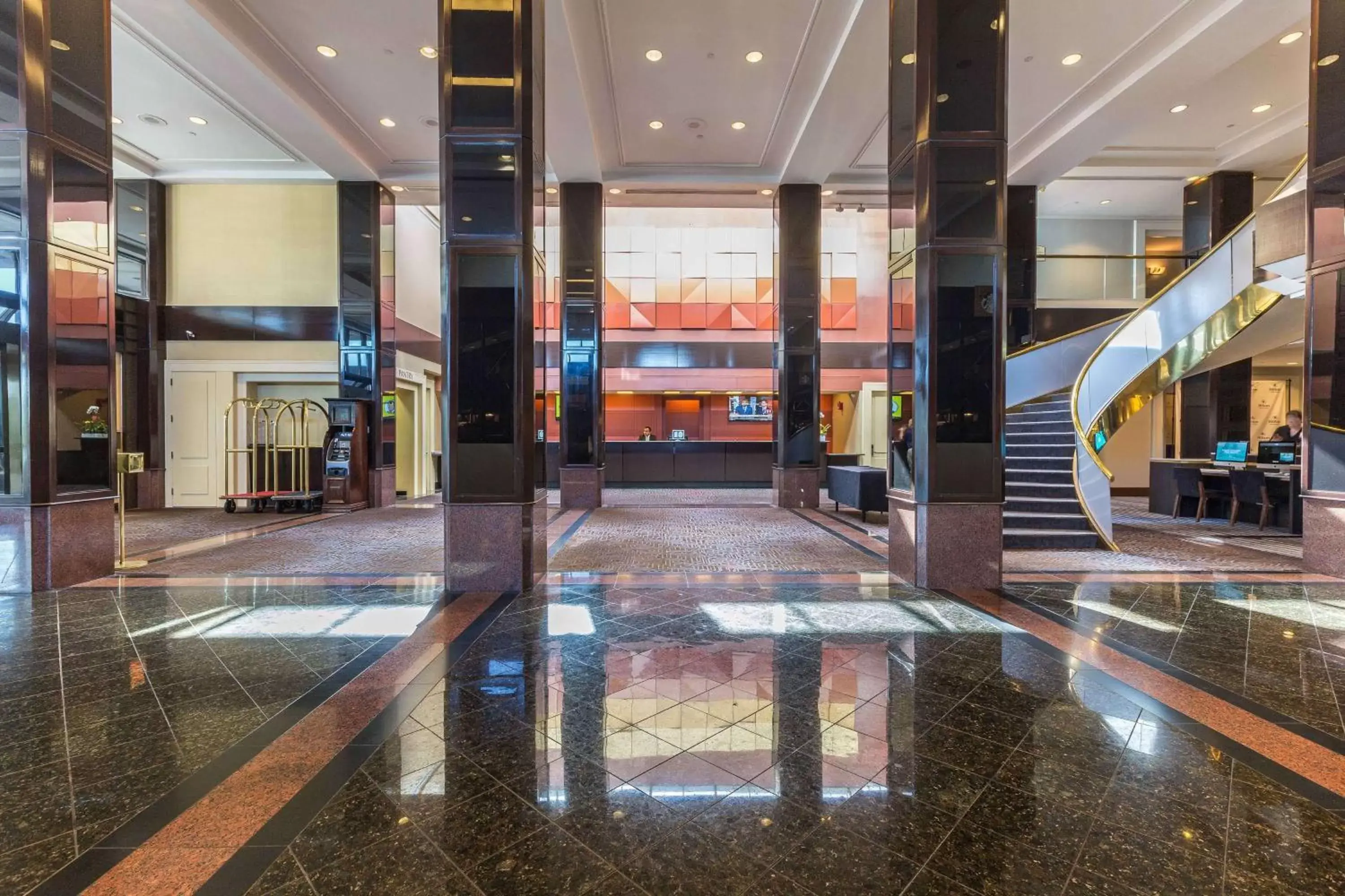 Lobby or reception in Hilton Newark Airport