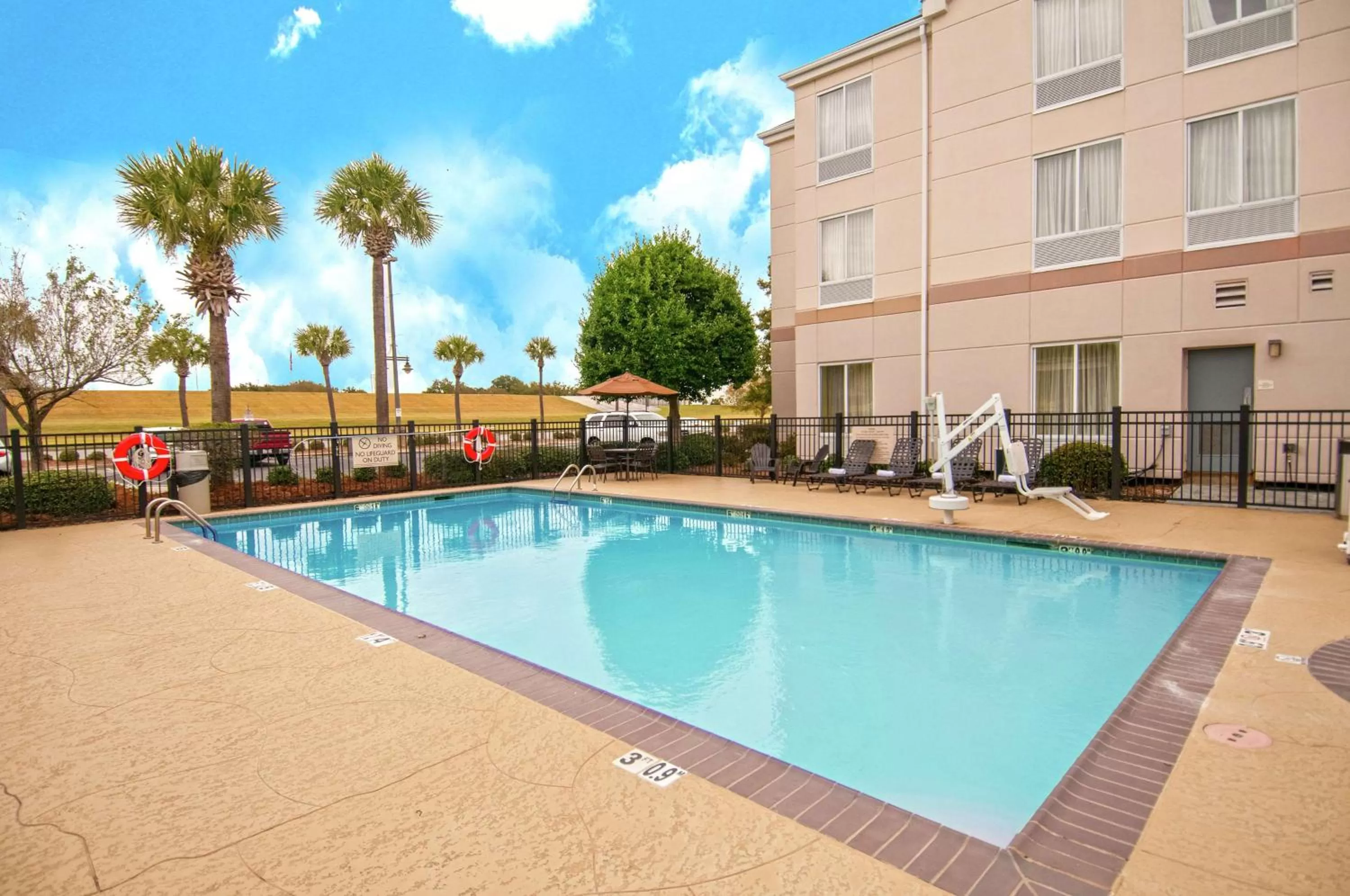 Property building, Swimming Pool in Hilton Garden Inn New Orleans Airport
