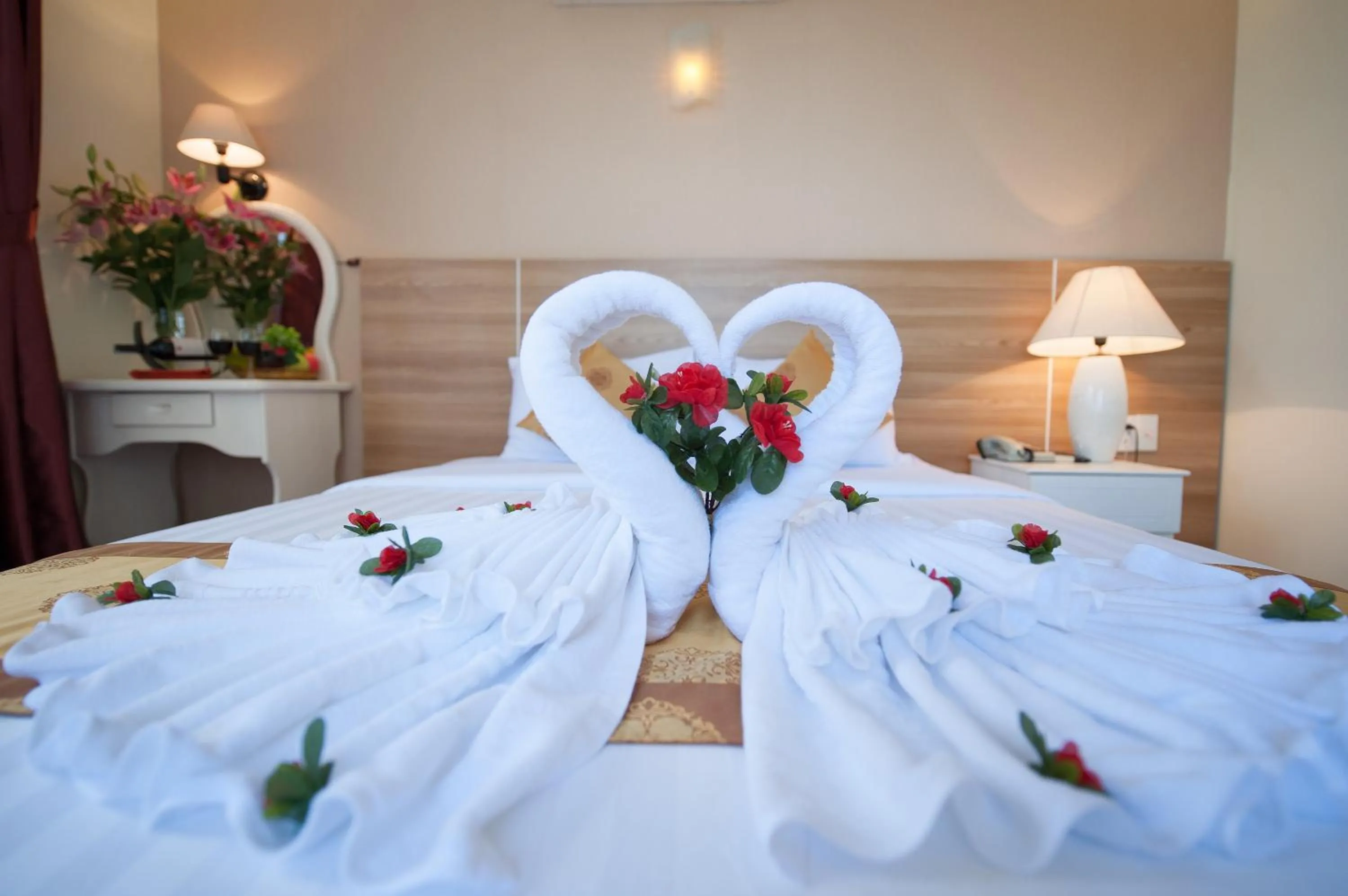 Bedroom, Bed in Palm Beach Hotel