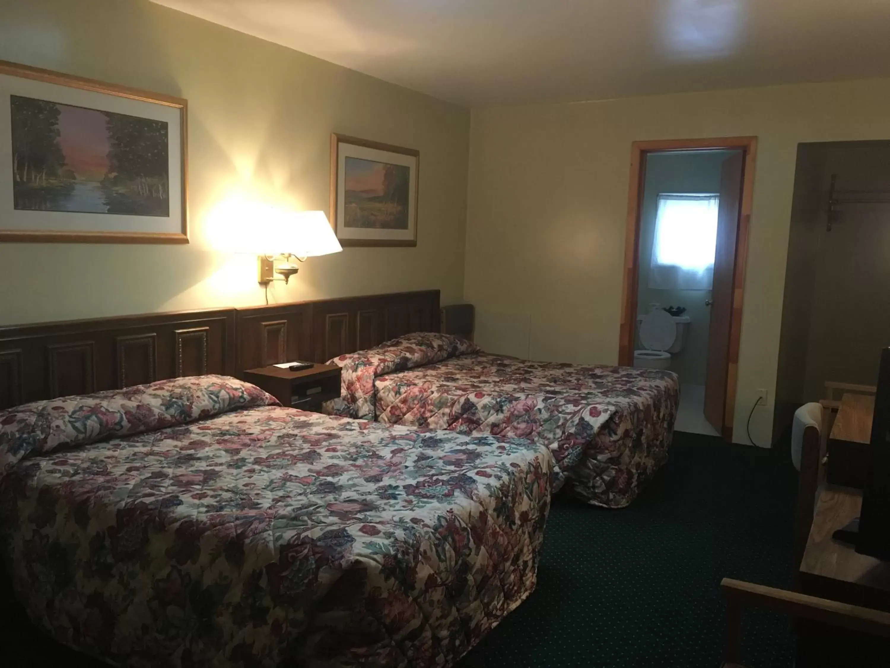 Bedroom, Bed in Budget Inn Clearfield PA