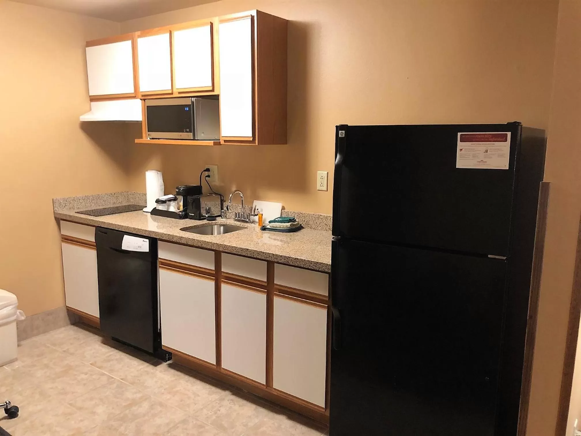 Coffee/tea facilities in Hawthorn Extended Stay by Wyndham Milwaukee Airport