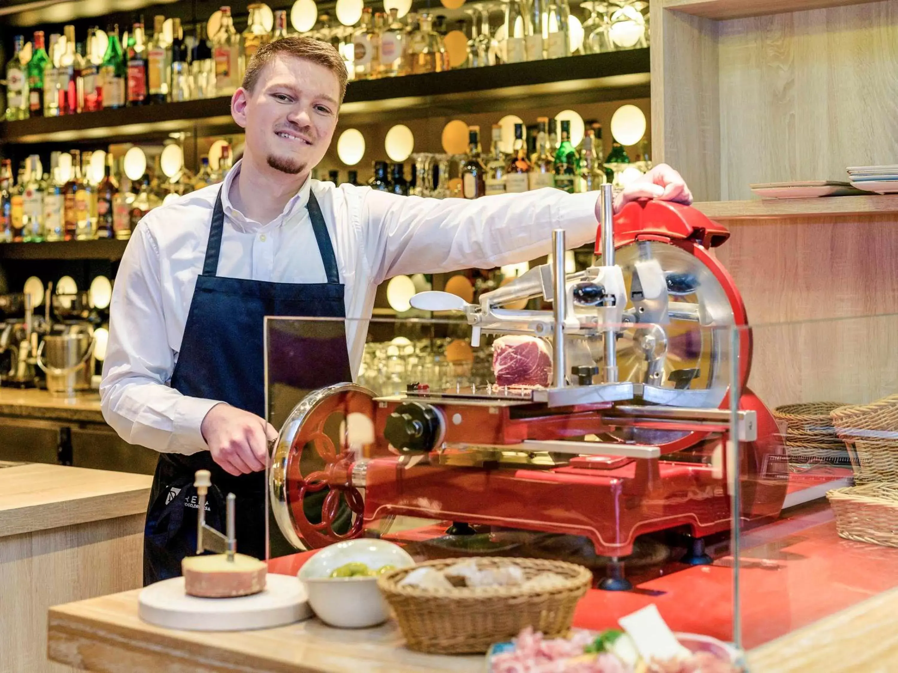 Lounge or bar, Staff in Mercure Hotel Hannover Mitte