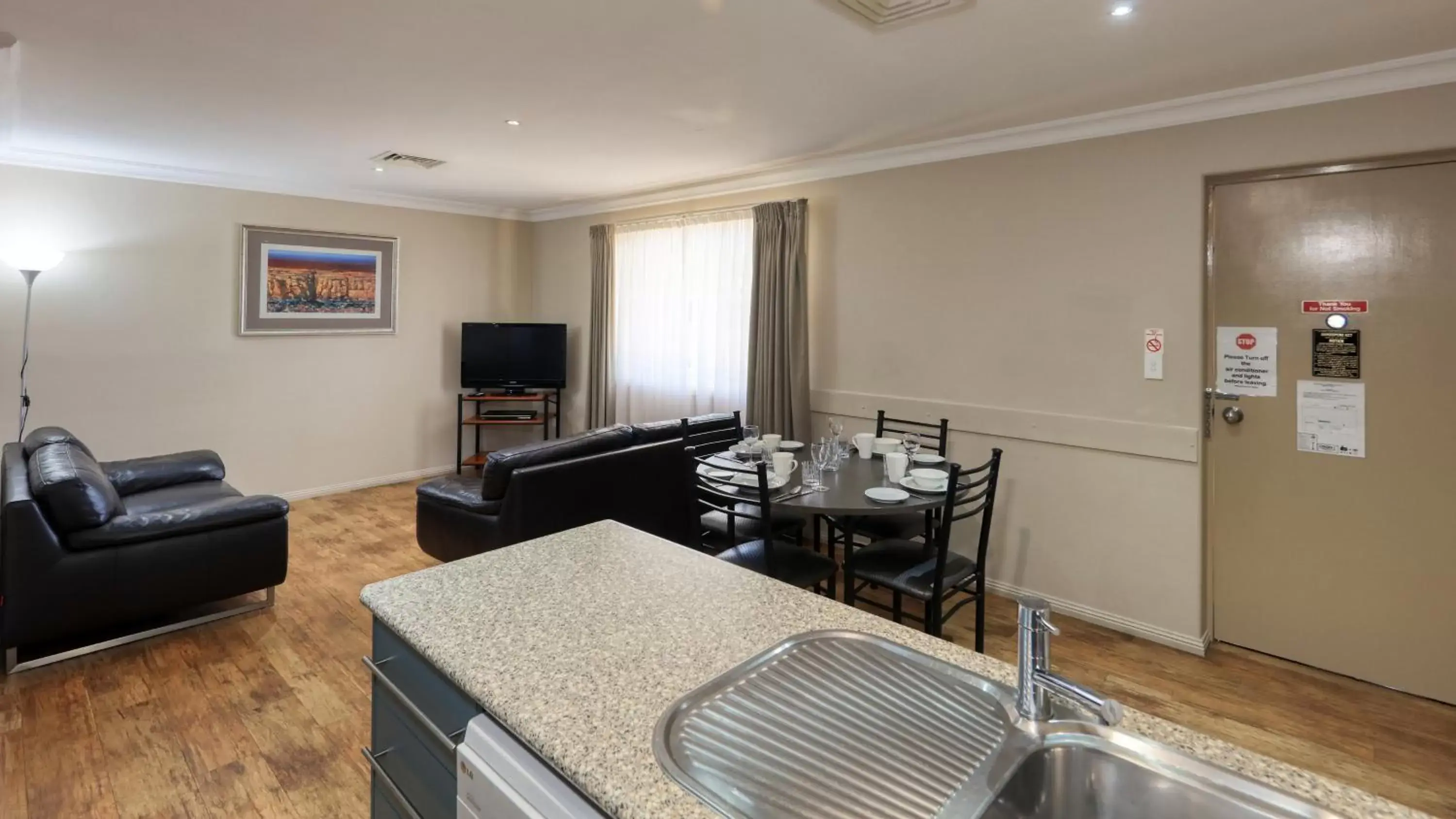 Dining area in Edward Parry Motel and Apartments